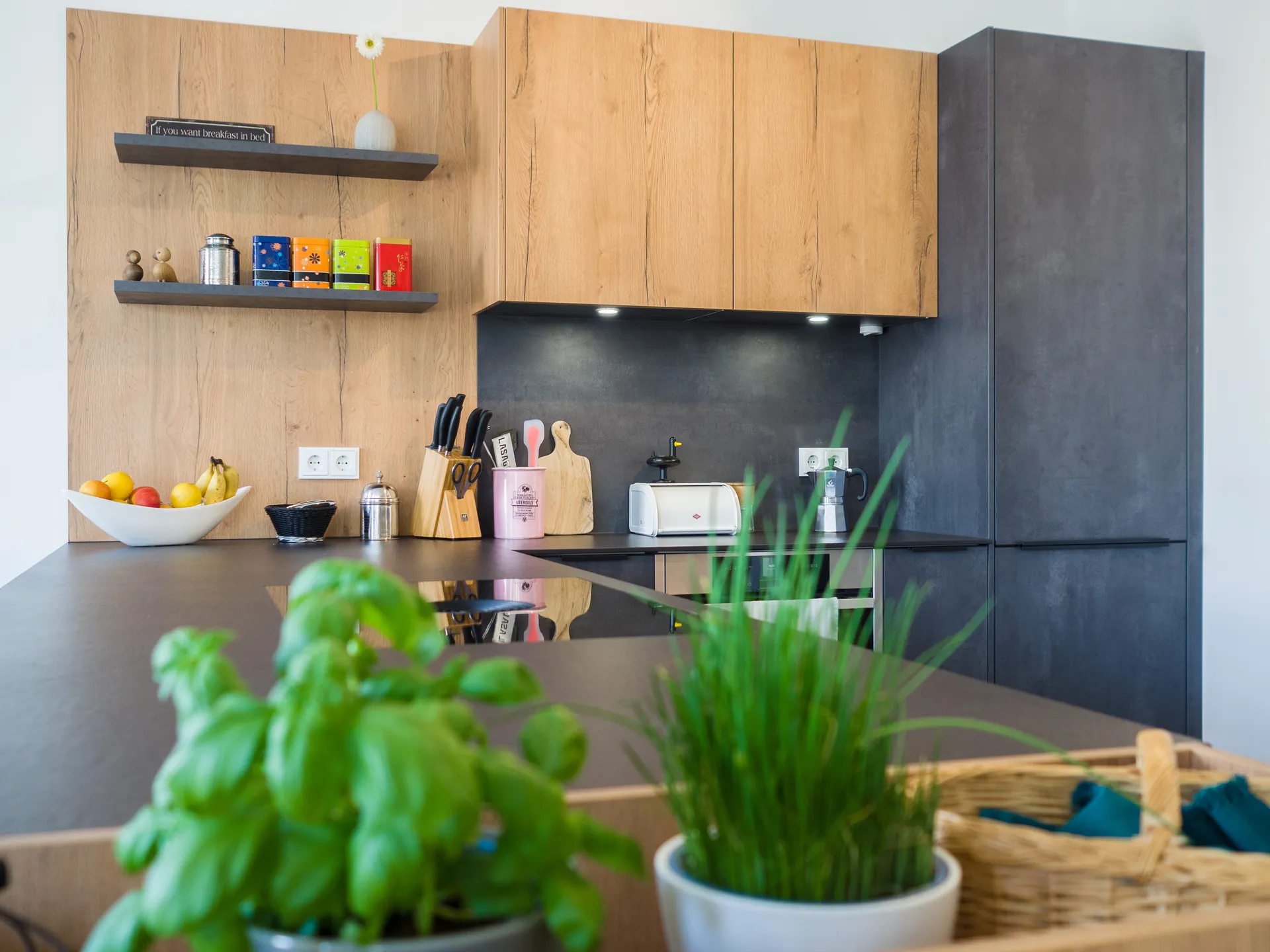 Designküche in Betonoptik – Moderne Häcker Küche mit Materialmix