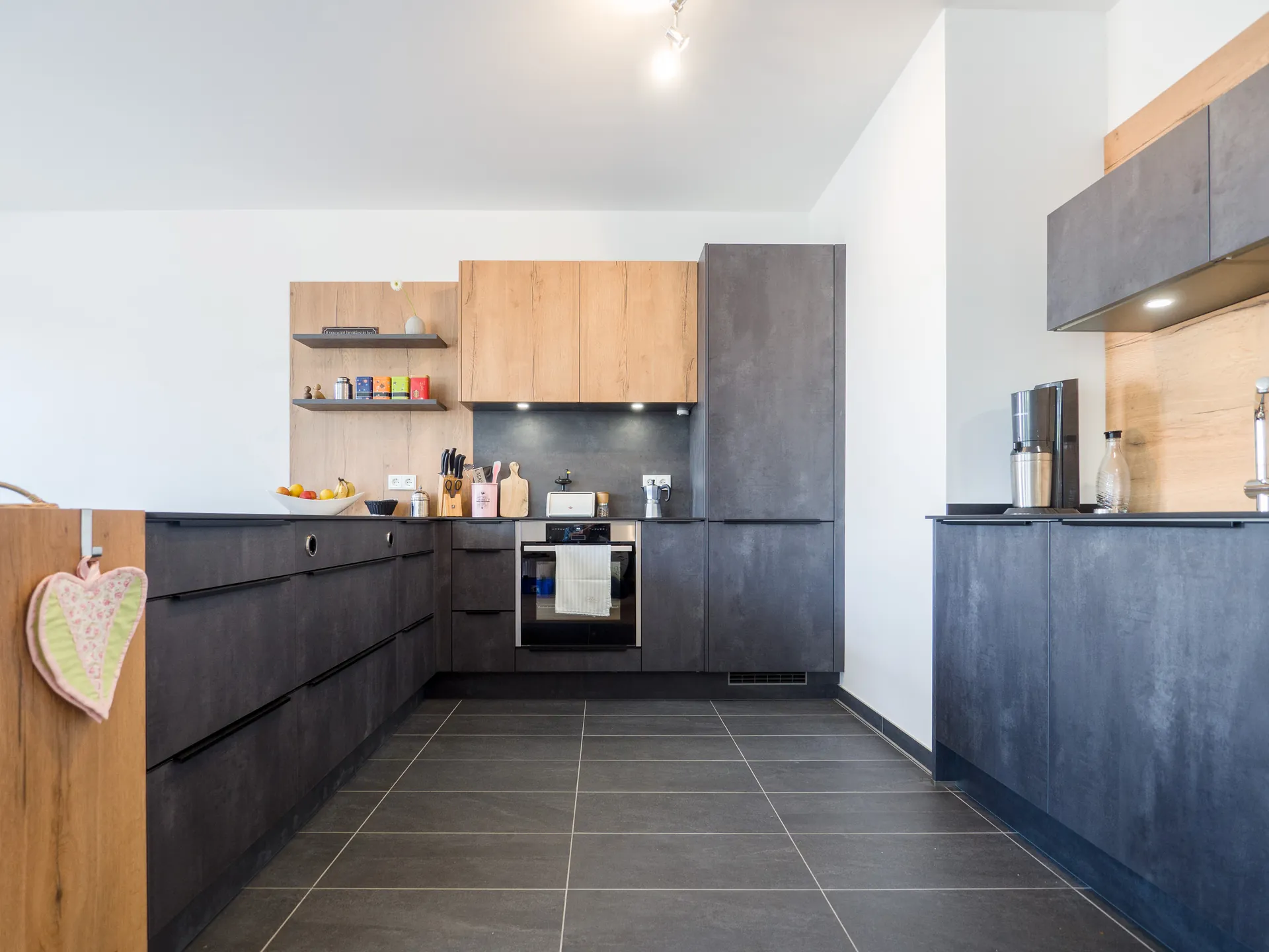 Designküche in Betonoptik – Moderne Häcker Küche mit Materialmix