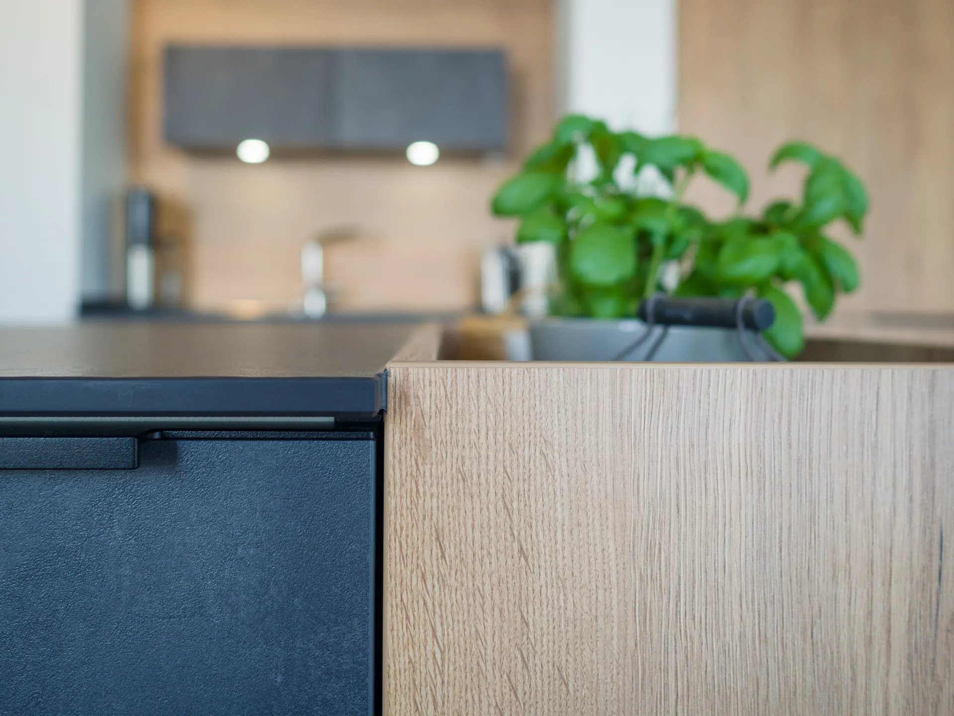 Designküche in Betonoptik – Moderne Häcker Küche mit Materialmix