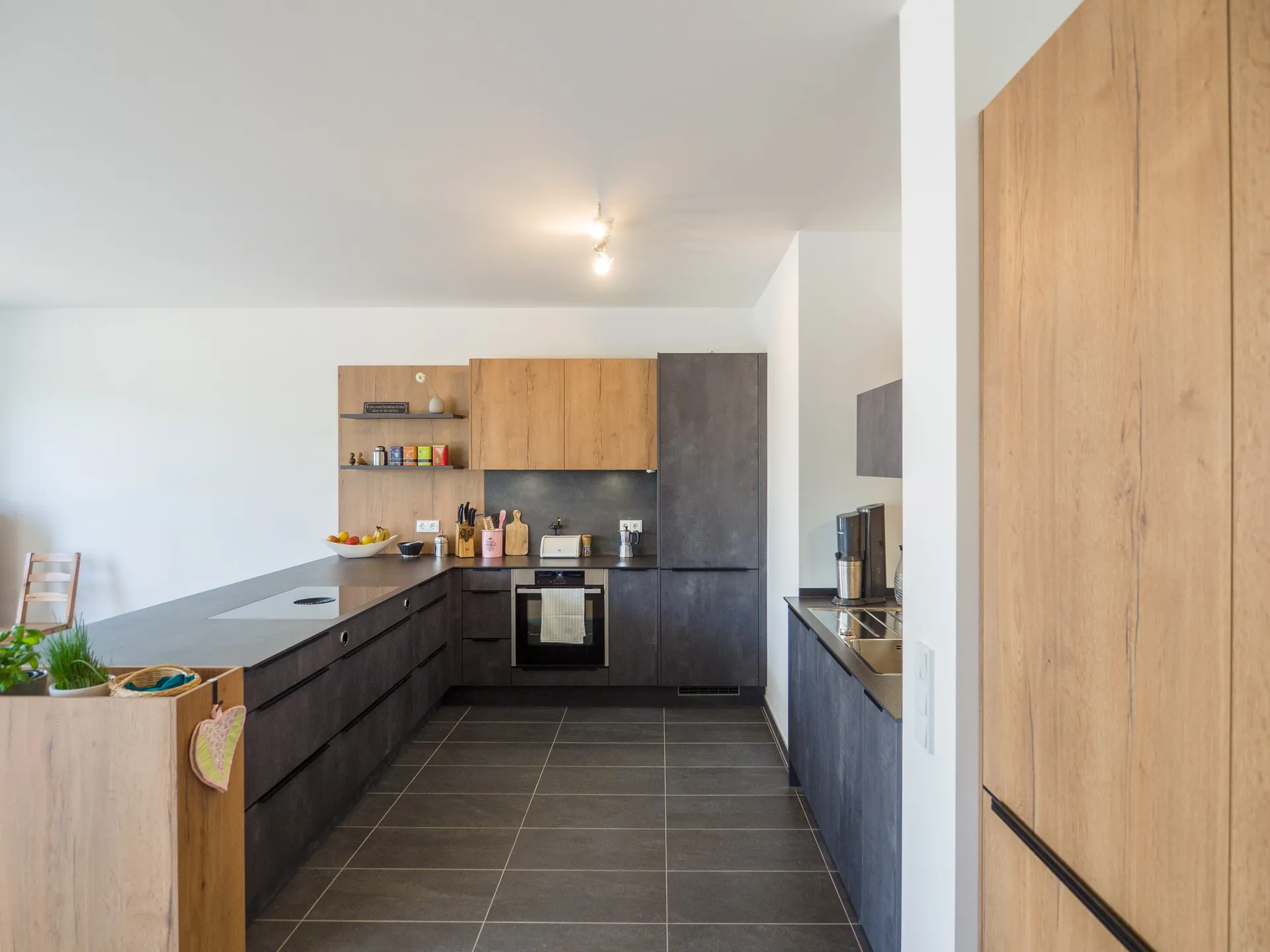 Designküche in Betonoptik – Moderne Häcker Küche mit Materialmix