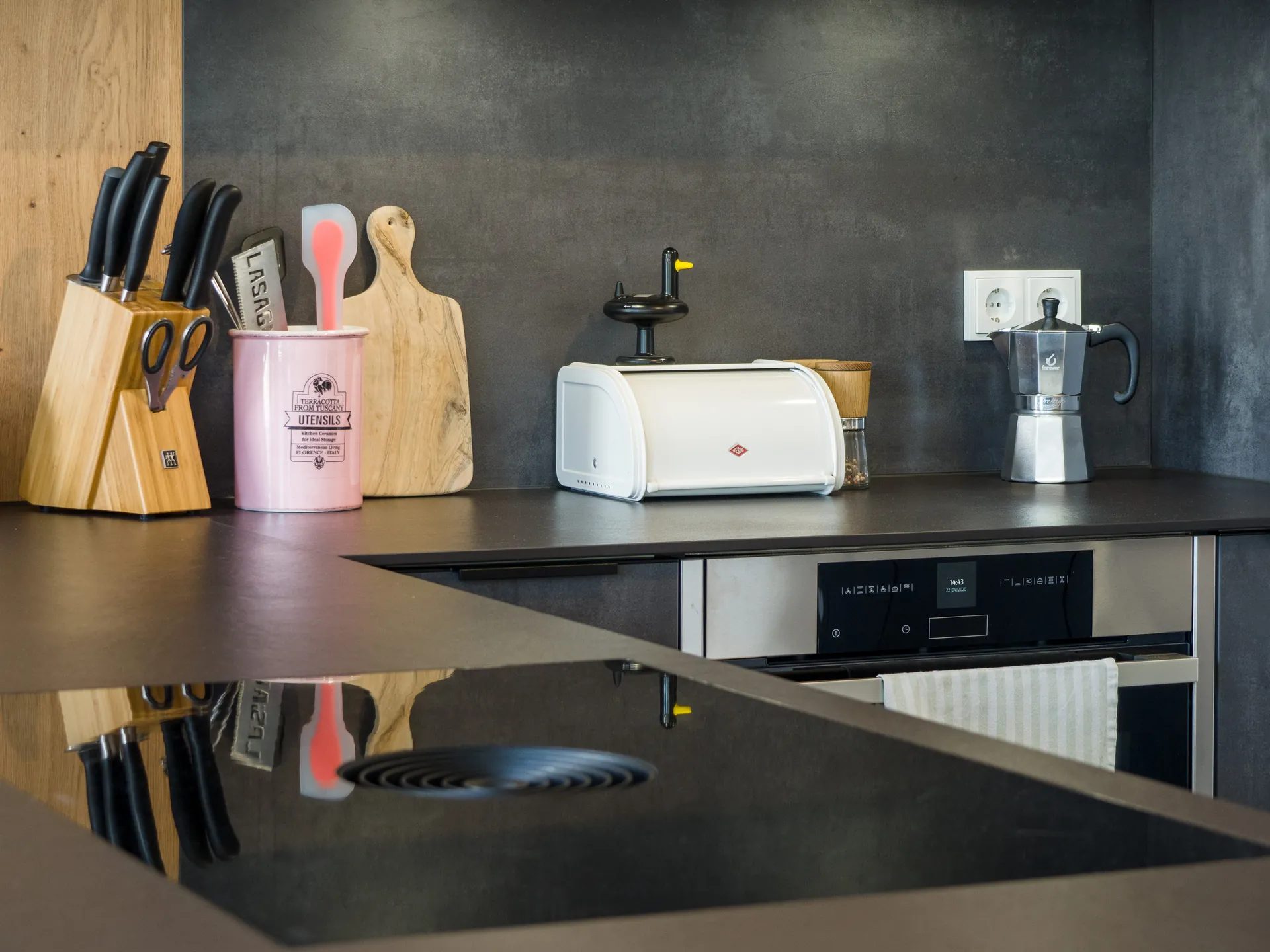 Designküche in Betonoptik – Moderne Häcker Küche mit Materialmix