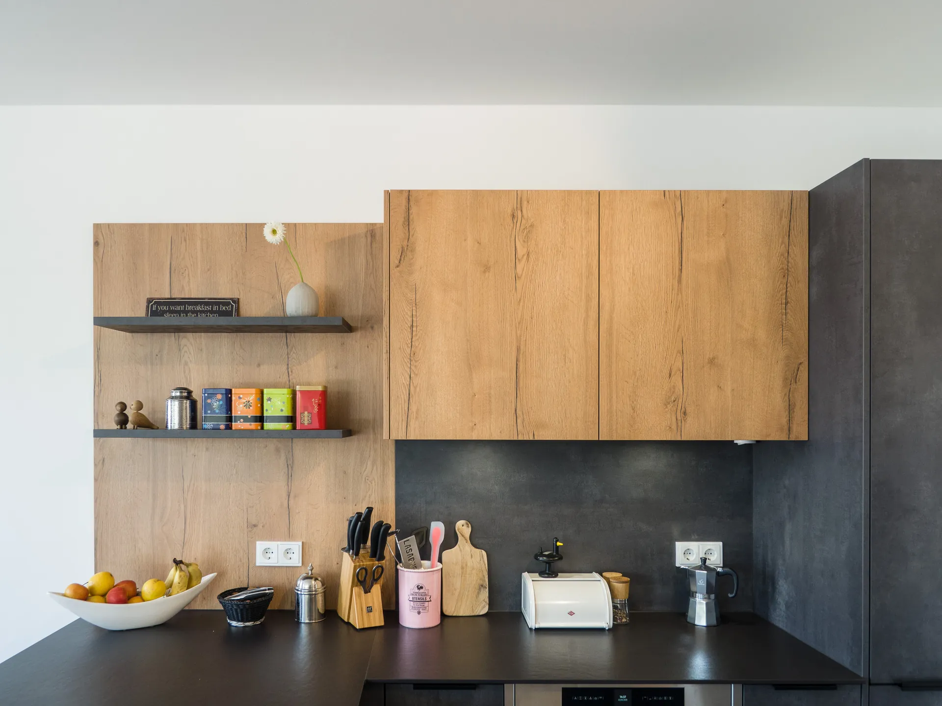 Designküche in Betonoptik – Moderne Häcker Küche mit Materialmix