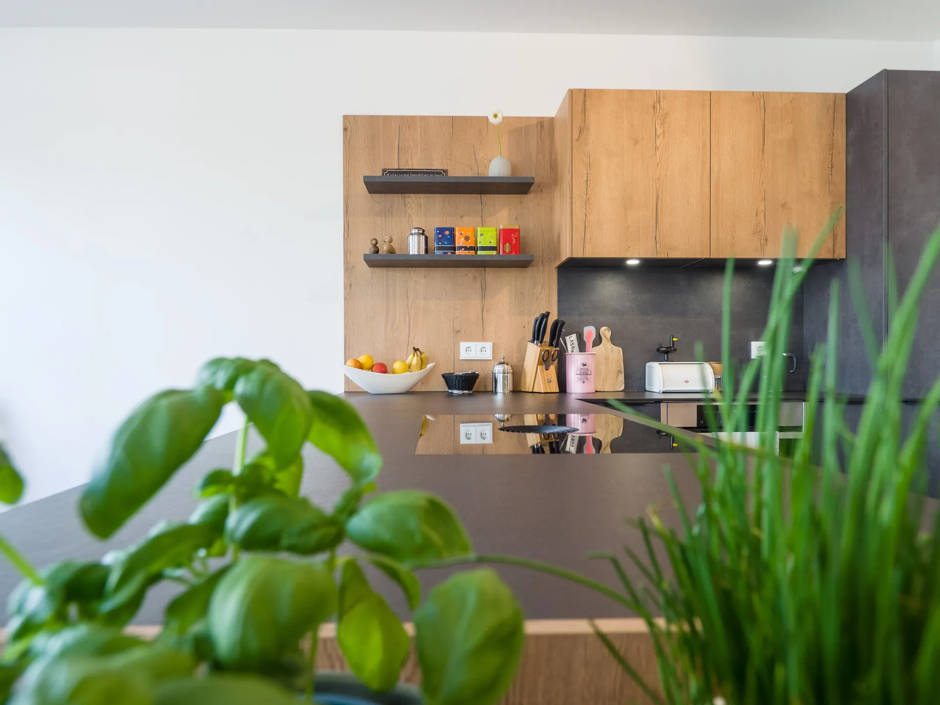 Designküche in Betonoptik – Moderne Häcker Küche mit Materialmix