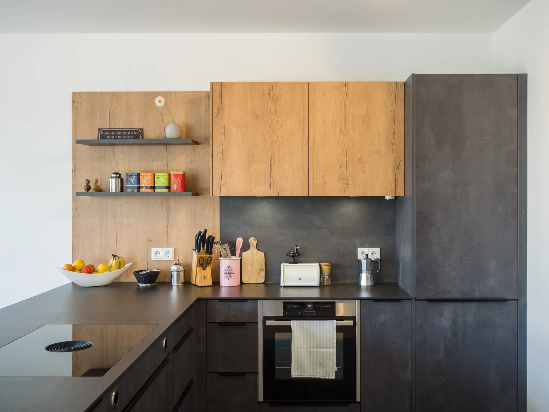 Designküche in Betonoptik – Moderne Häcker Küche mit Materialmix