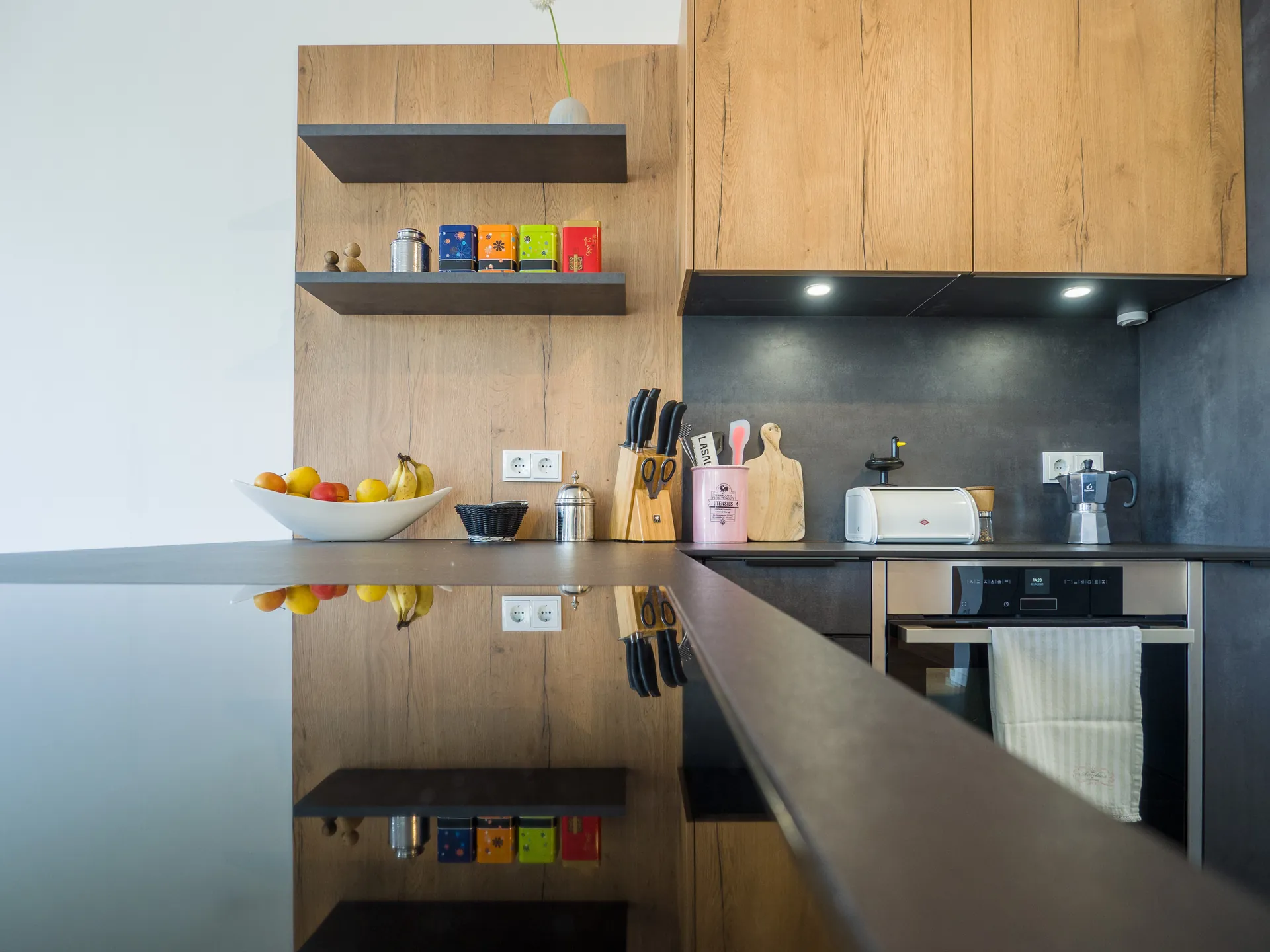 Designküche in Betonoptik – Moderne Häcker Küche mit Materialmix