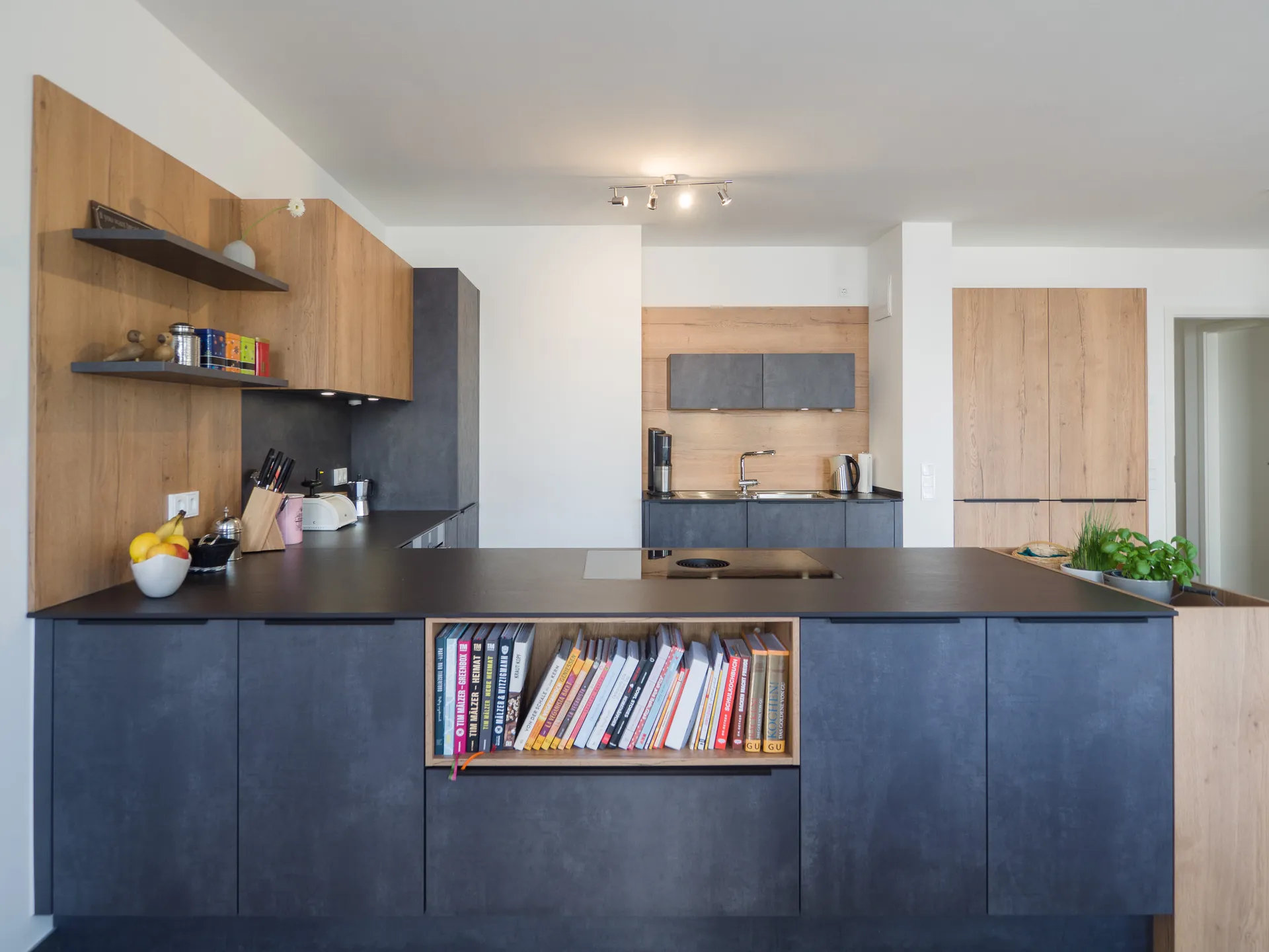 Designküche in Betonoptik – Moderne Häcker Küche mit Materialmix