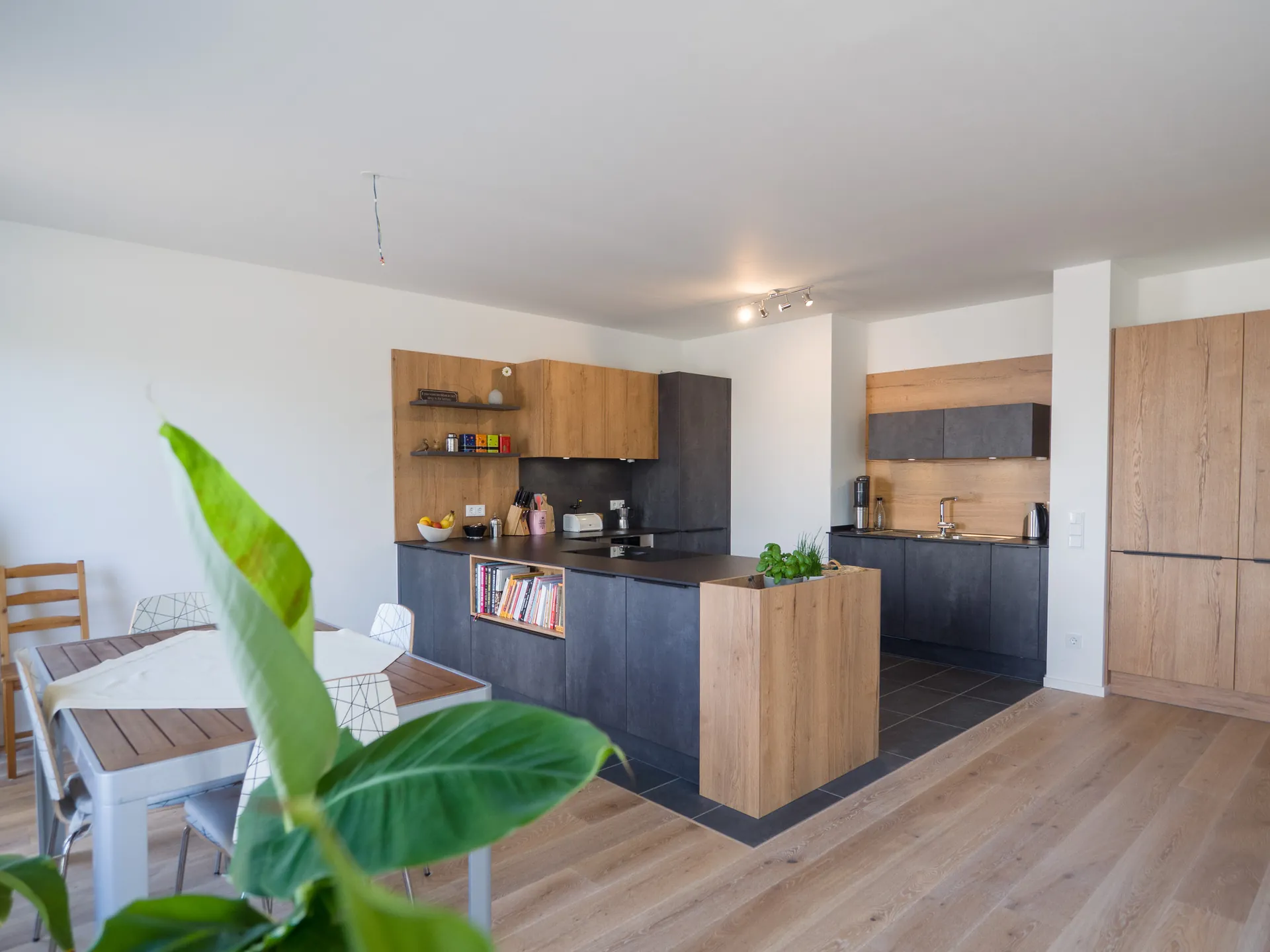 Designküche in Betonoptik – Moderne Häcker Küche mit Materialmix