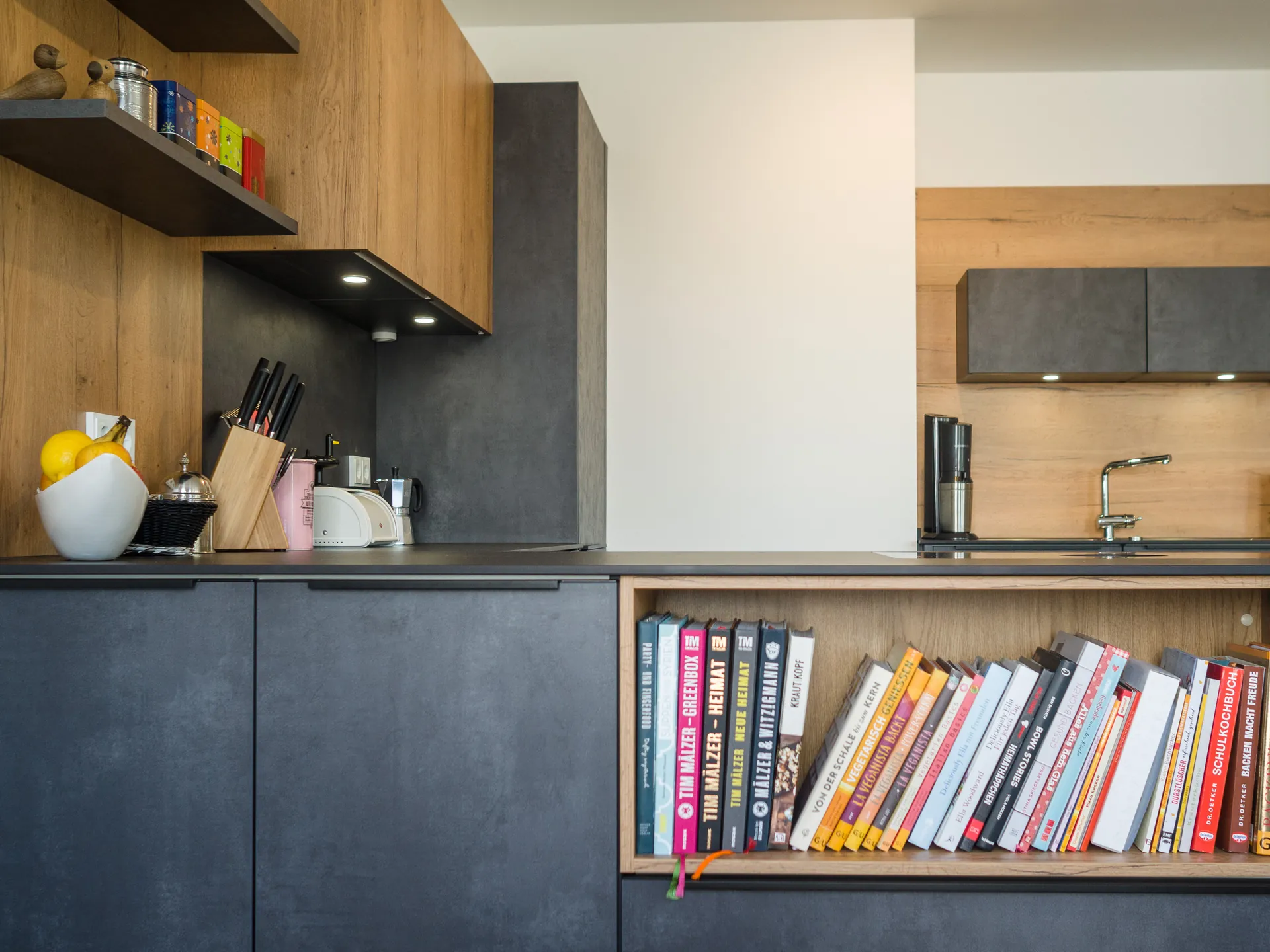 Designküche in Betonoptik – Moderne Häcker Küche mit Materialmix
