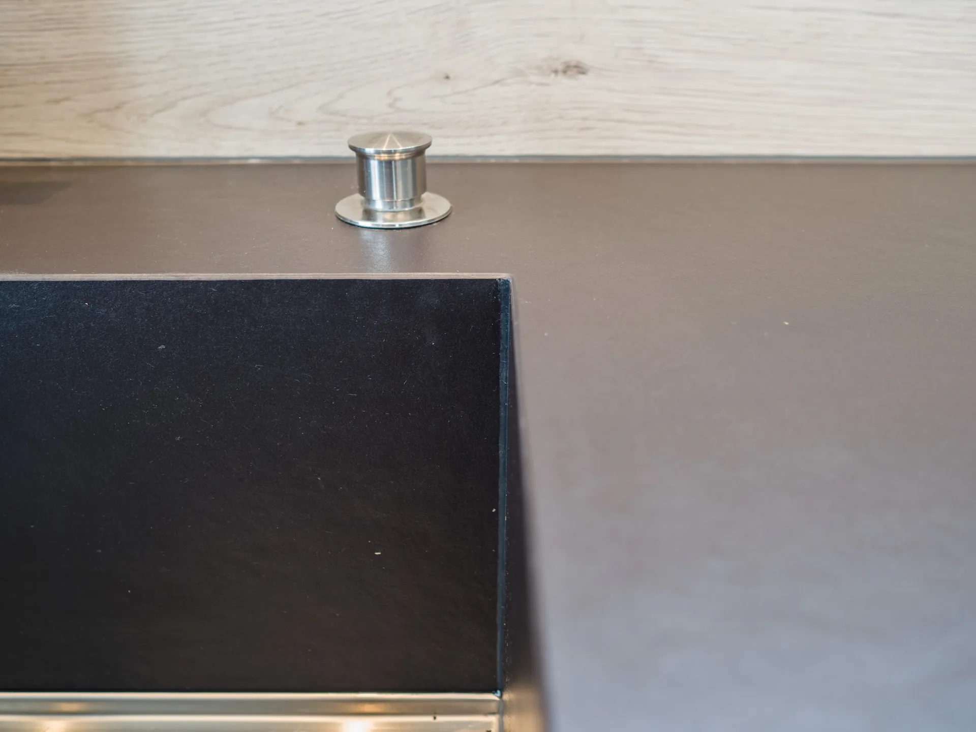 Designküche in Betonoptik – Häcker Küche mit Regalelementen