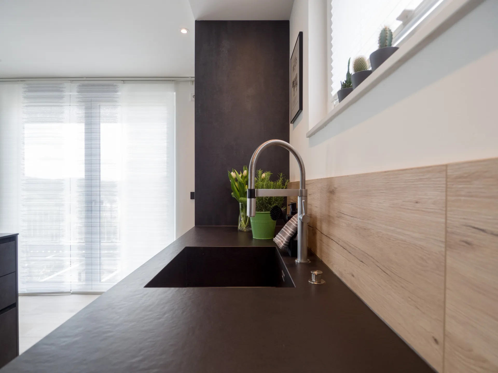 Designküche in Betonoptik – Häcker Küche mit Regalelementen