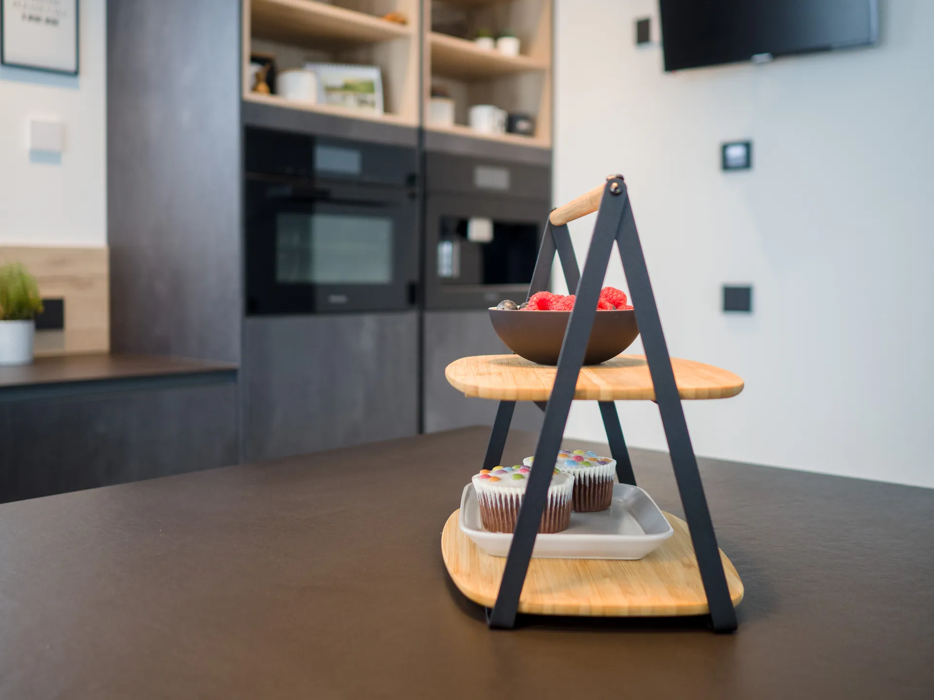 Designküche in Betonoptik – Häcker Küche mit Regalelementen