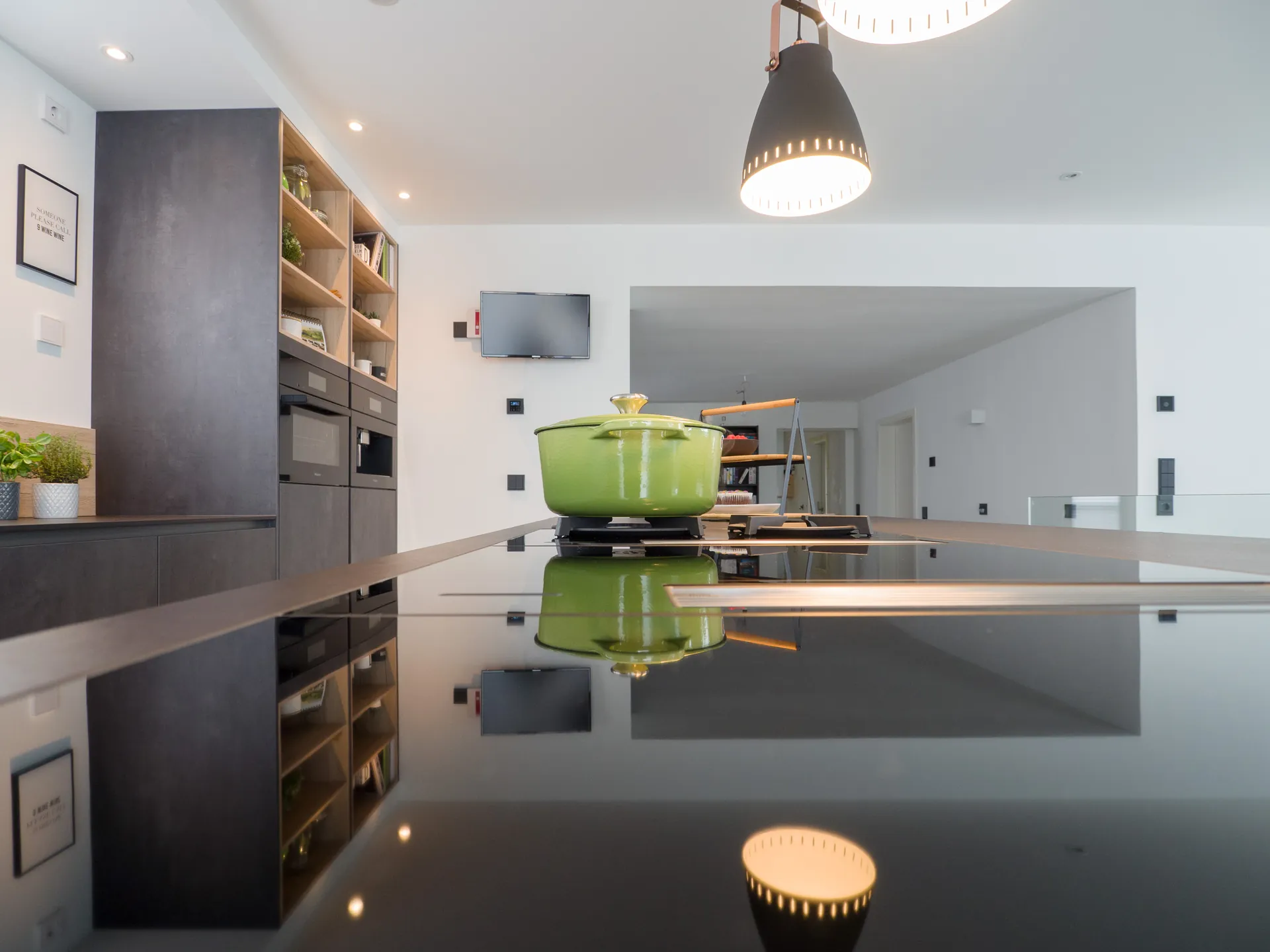 Designküche in Betonoptik – Häcker Küche mit Regalelementen