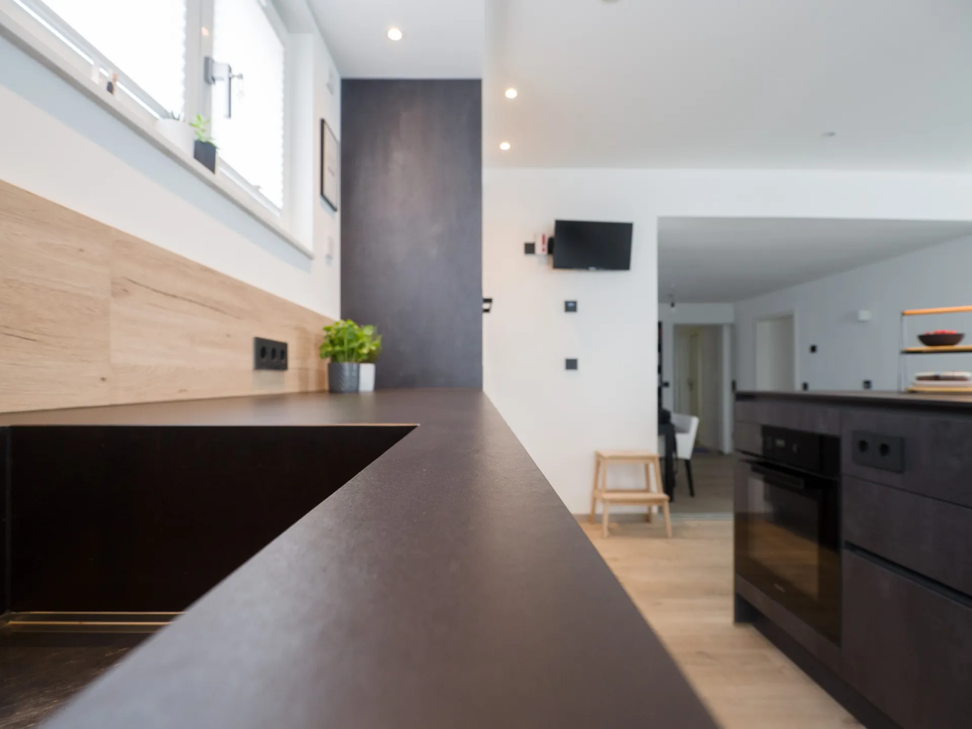 Designküche in Betonoptik – Häcker Küche mit Regalelementen