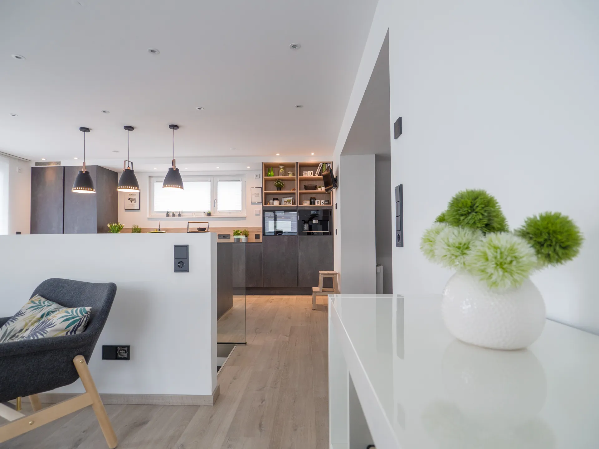Designküche in Betonoptik – Häcker Küche mit Regalelementen
