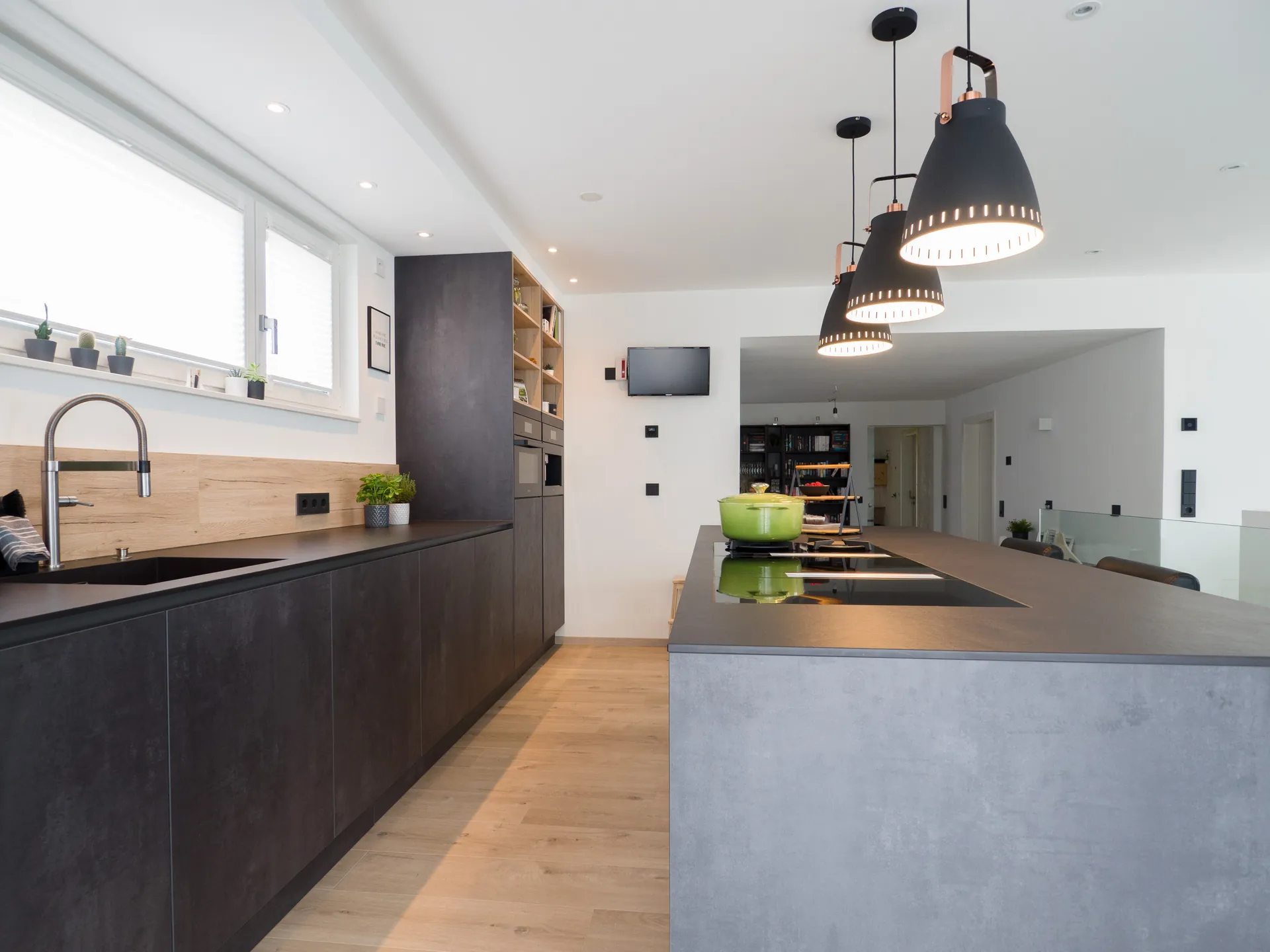 Designküche in Betonoptik – Häcker Küche mit Regalelementen