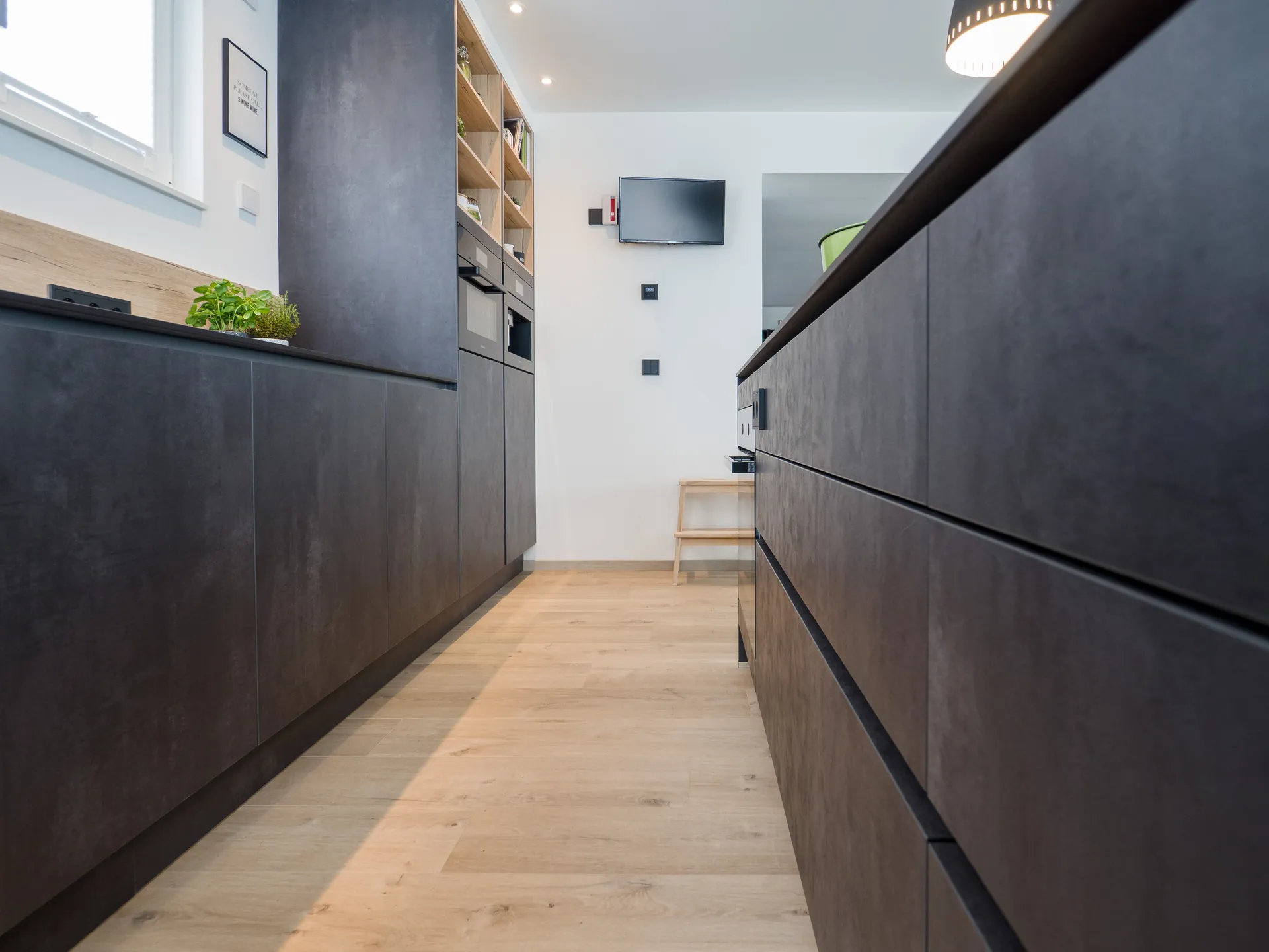 Designküche in Betonoptik – Häcker Küche mit Regalelementen
