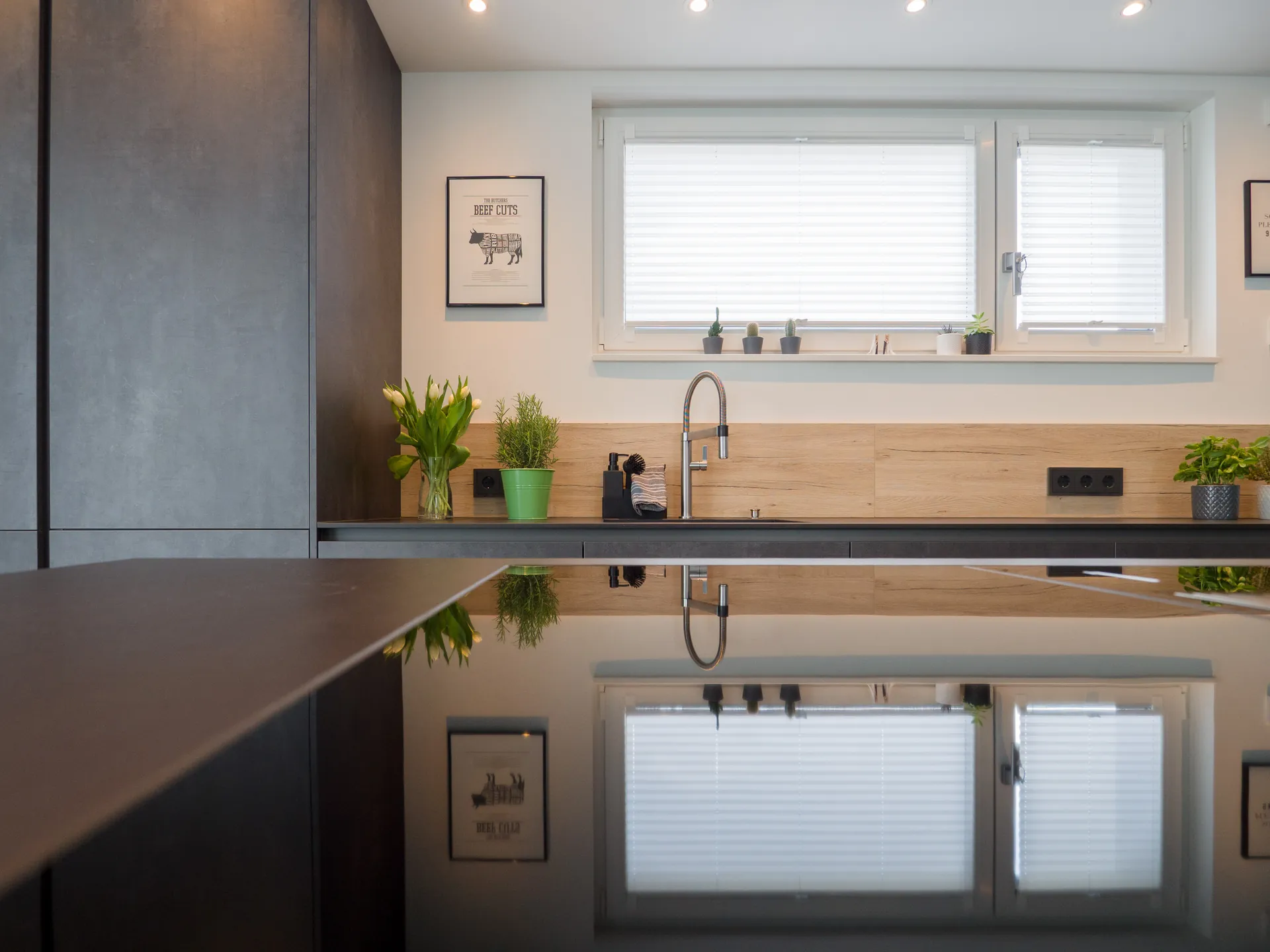 Designküche in Betonoptik – Häcker Küche mit Regalelementen