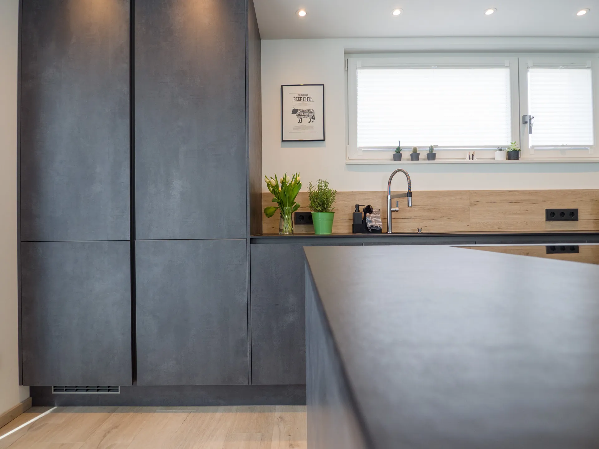 Designküche in Betonoptik – Häcker Küche mit Regalelementen