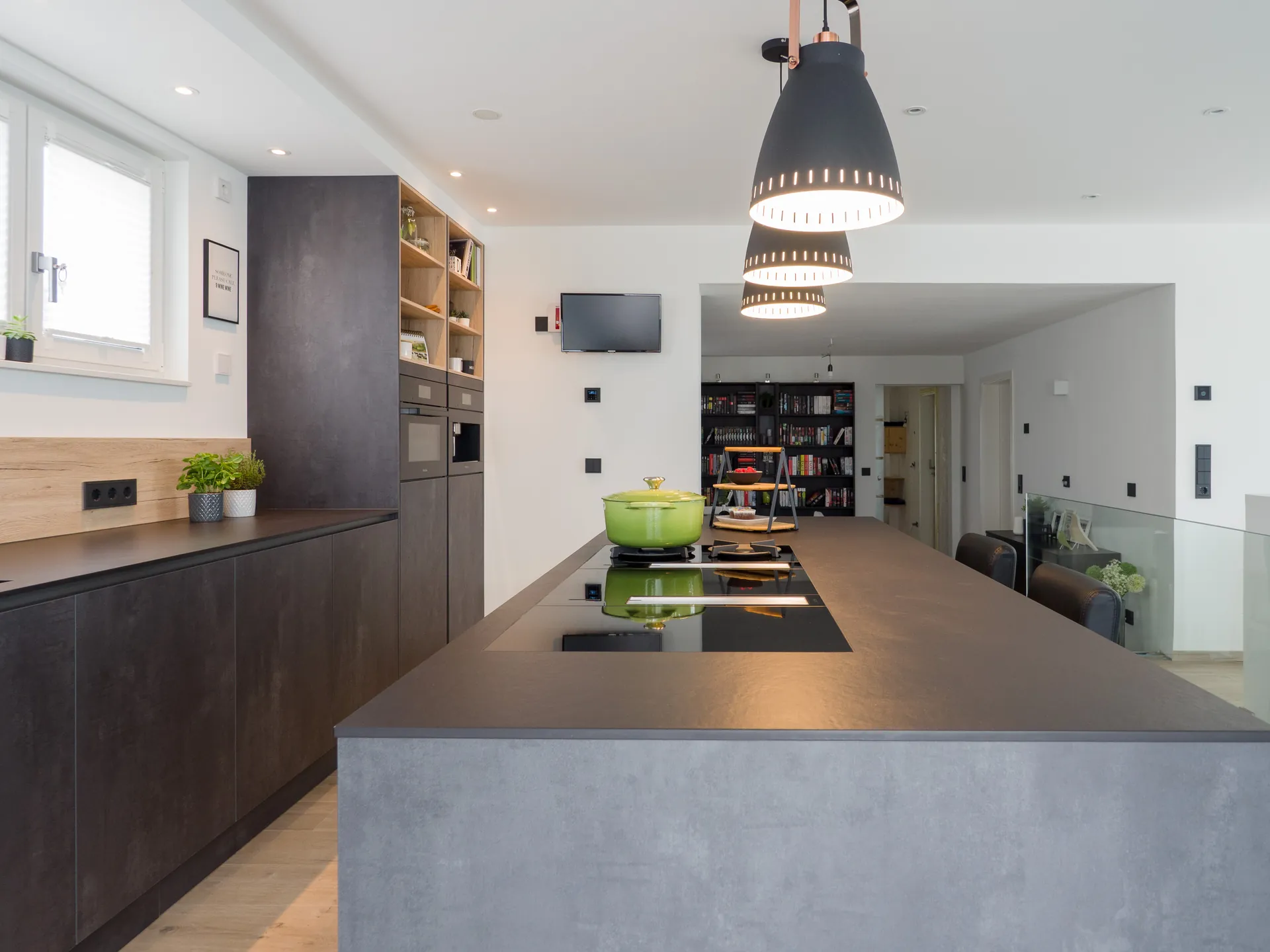 Designküche in Betonoptik – Häcker Küche mit Regalelementen