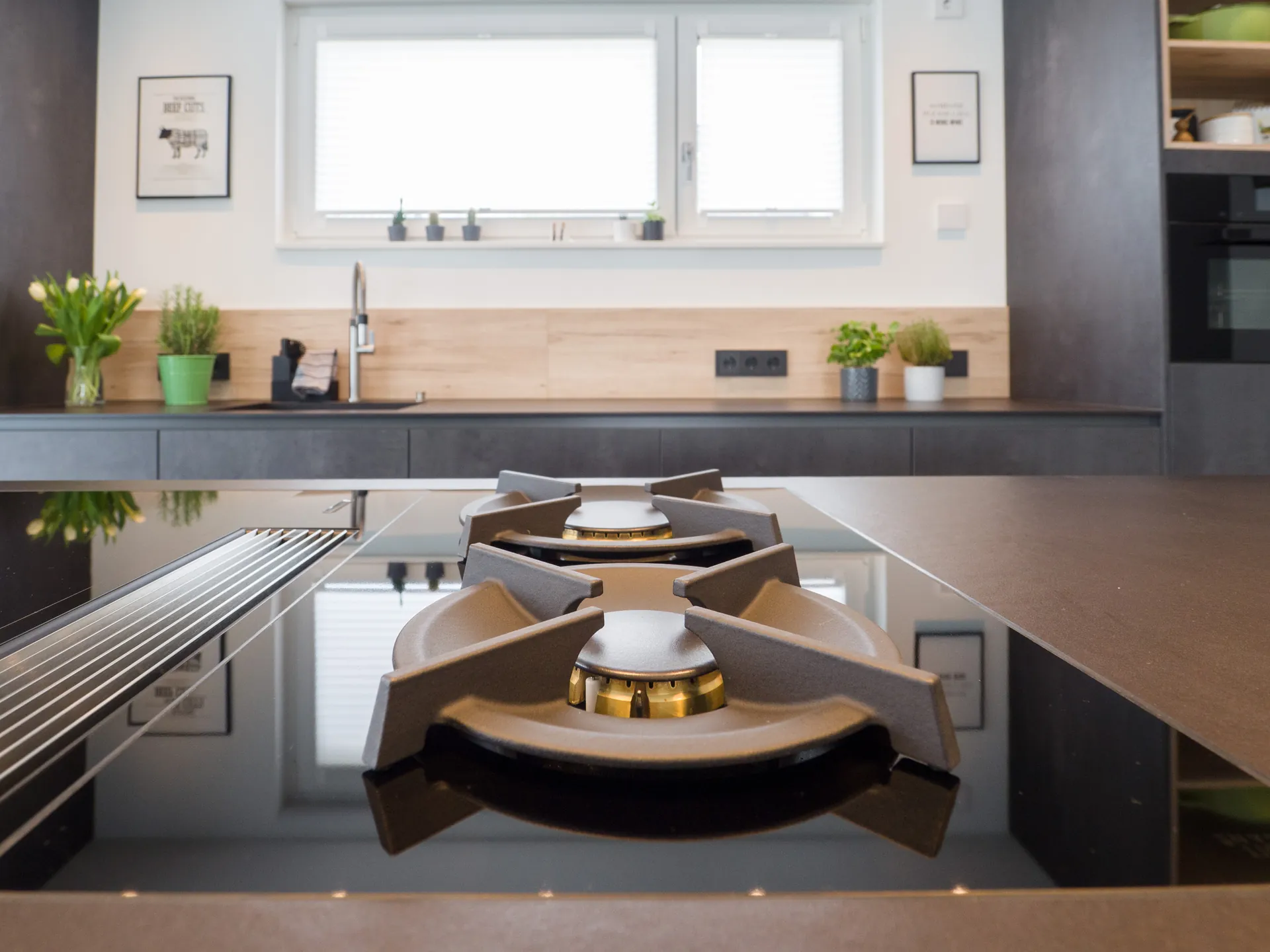Designküche in Betonoptik – Häcker Küche mit Regalelementen