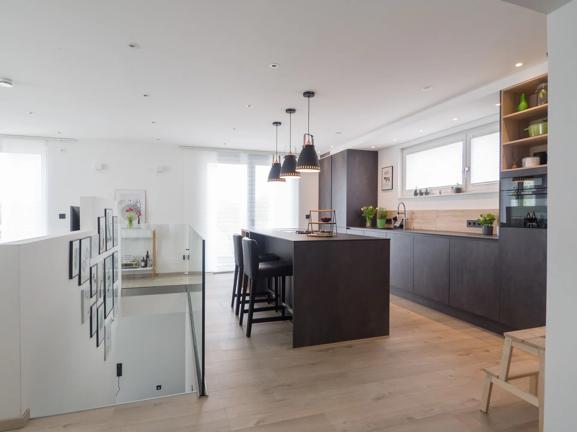 Designküche in Betonoptik – Häcker Küche mit Regalelementen