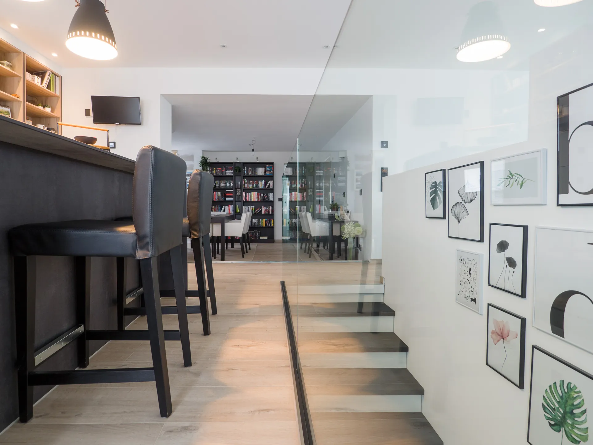 Designküche in Betonoptik – Häcker Küche mit Regalelementen