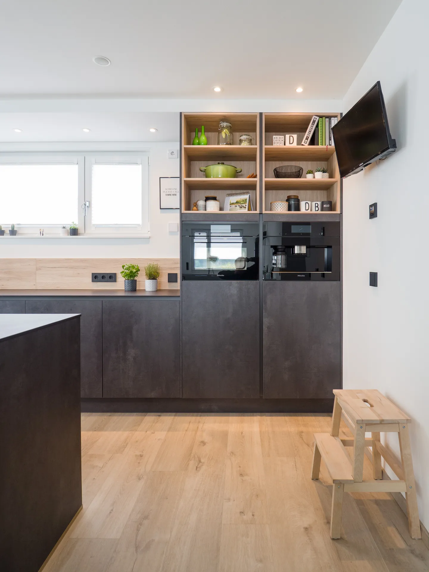 Designküche in Betonoptik – Häcker Küche mit Regalelementen