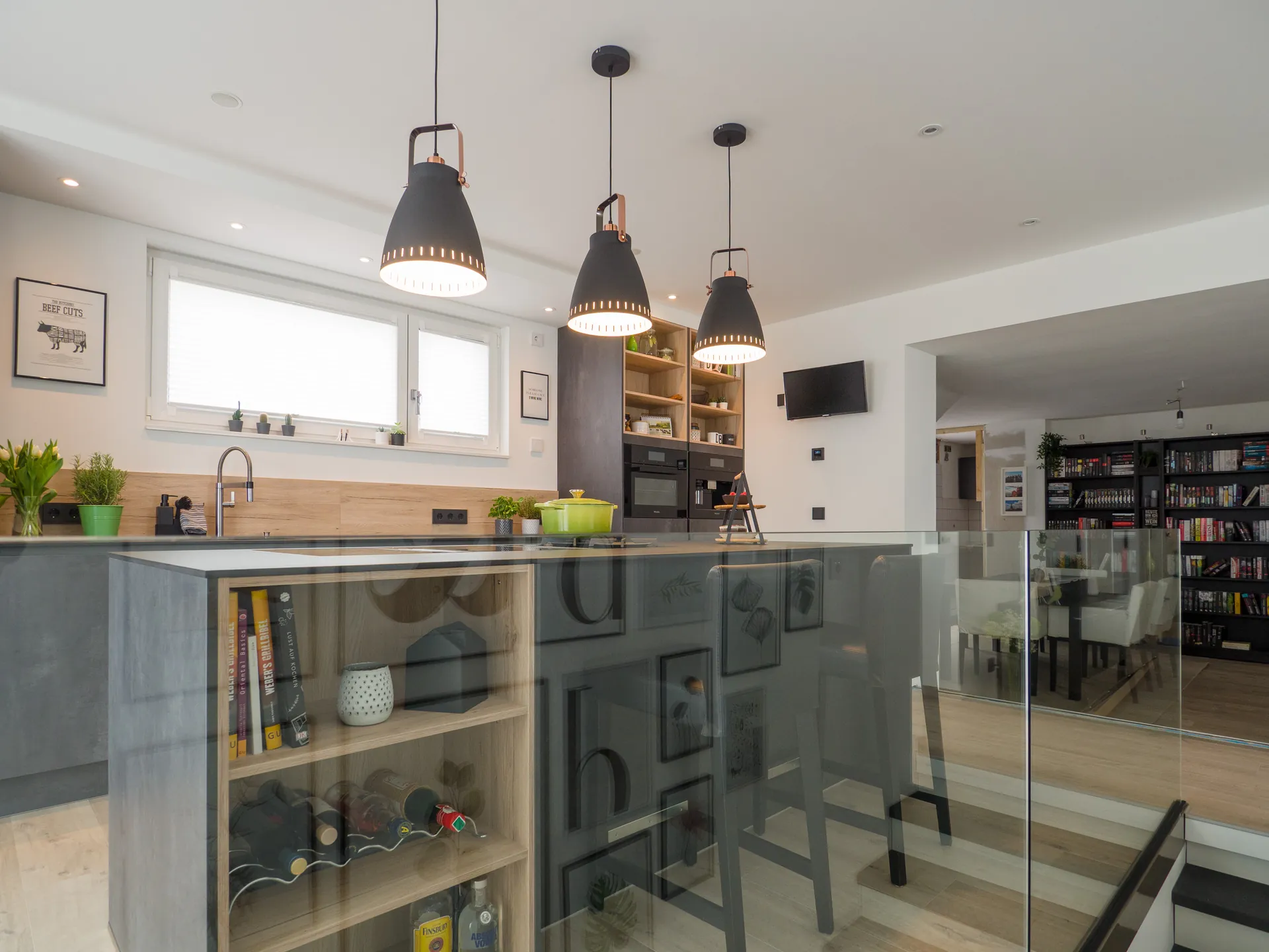 Designküche in Betonoptik – Häcker Küche mit Regalelementen