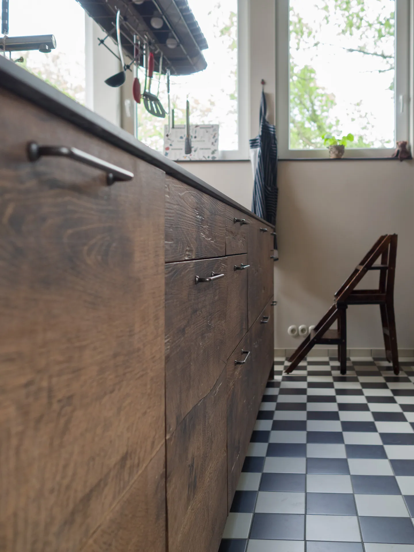 Designküche in Holz – Individuelle Schreinerküche aus Altholz