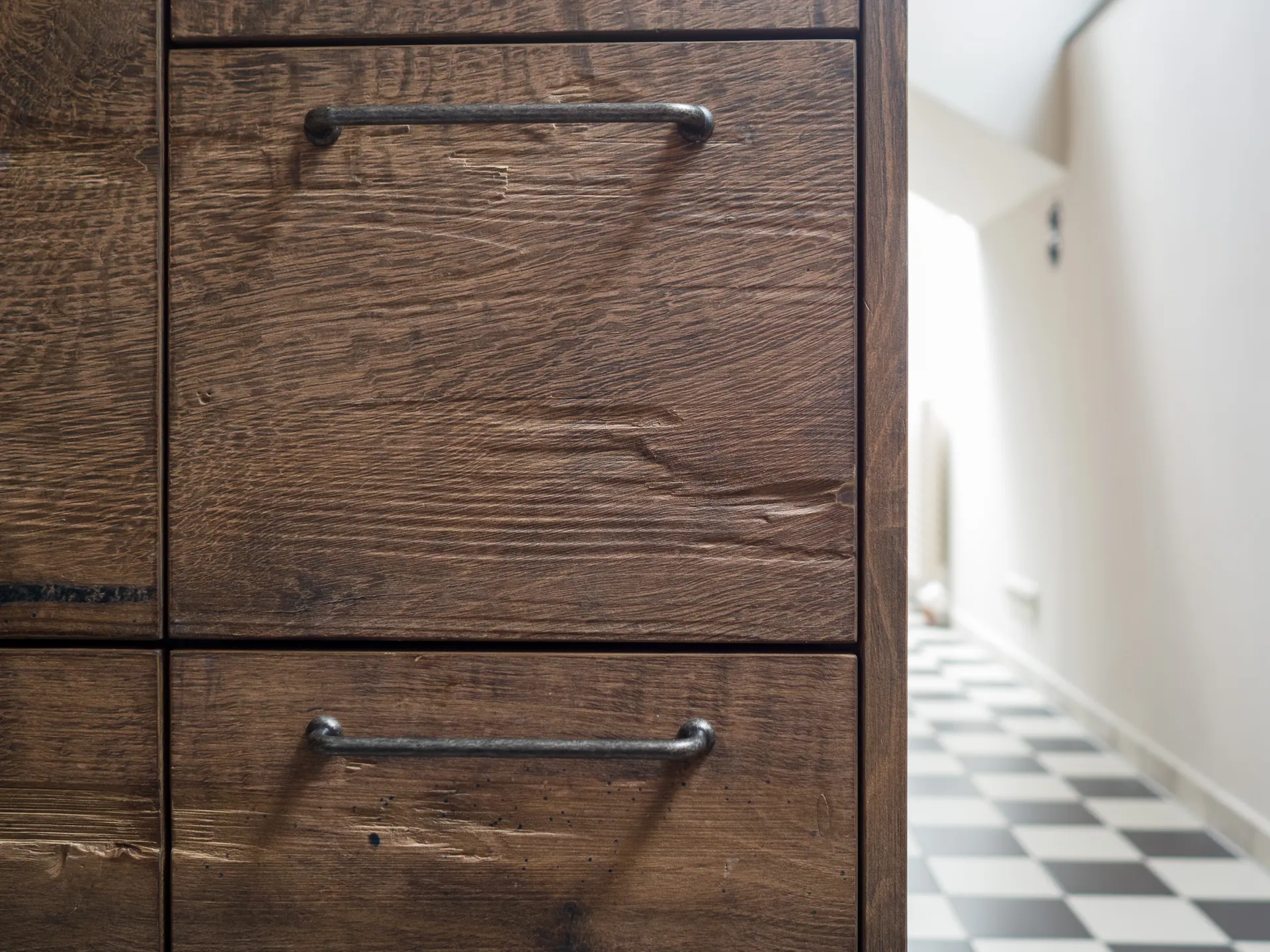 Designküche in Holz – Individuelle Schreinerküche aus Altholz