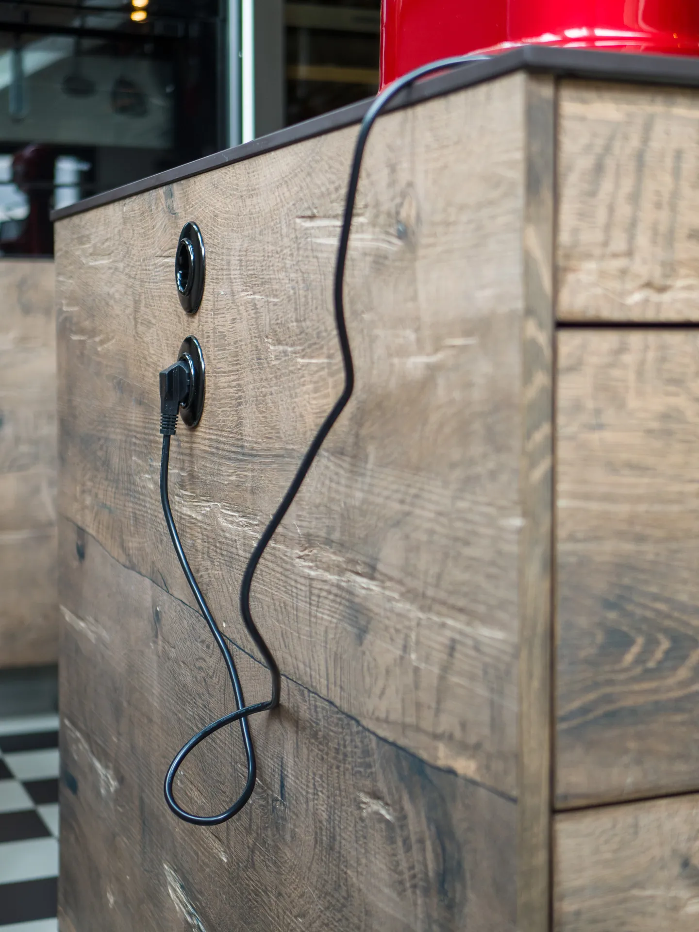 Designküche in Holz – Individuelle Schreinerküche aus Altholz