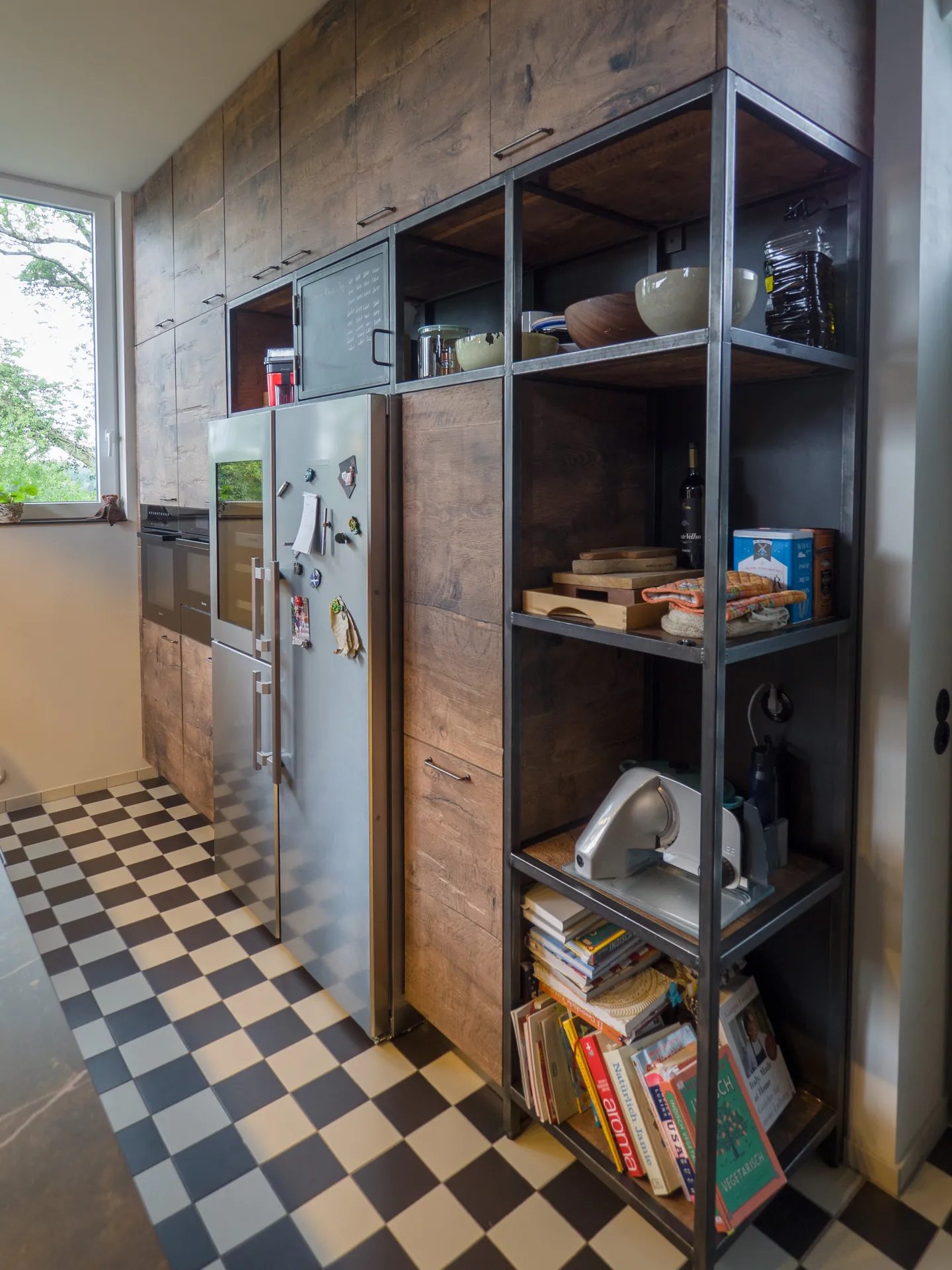Designküche in Holz – Individuelle Schreinerküche aus Altholz