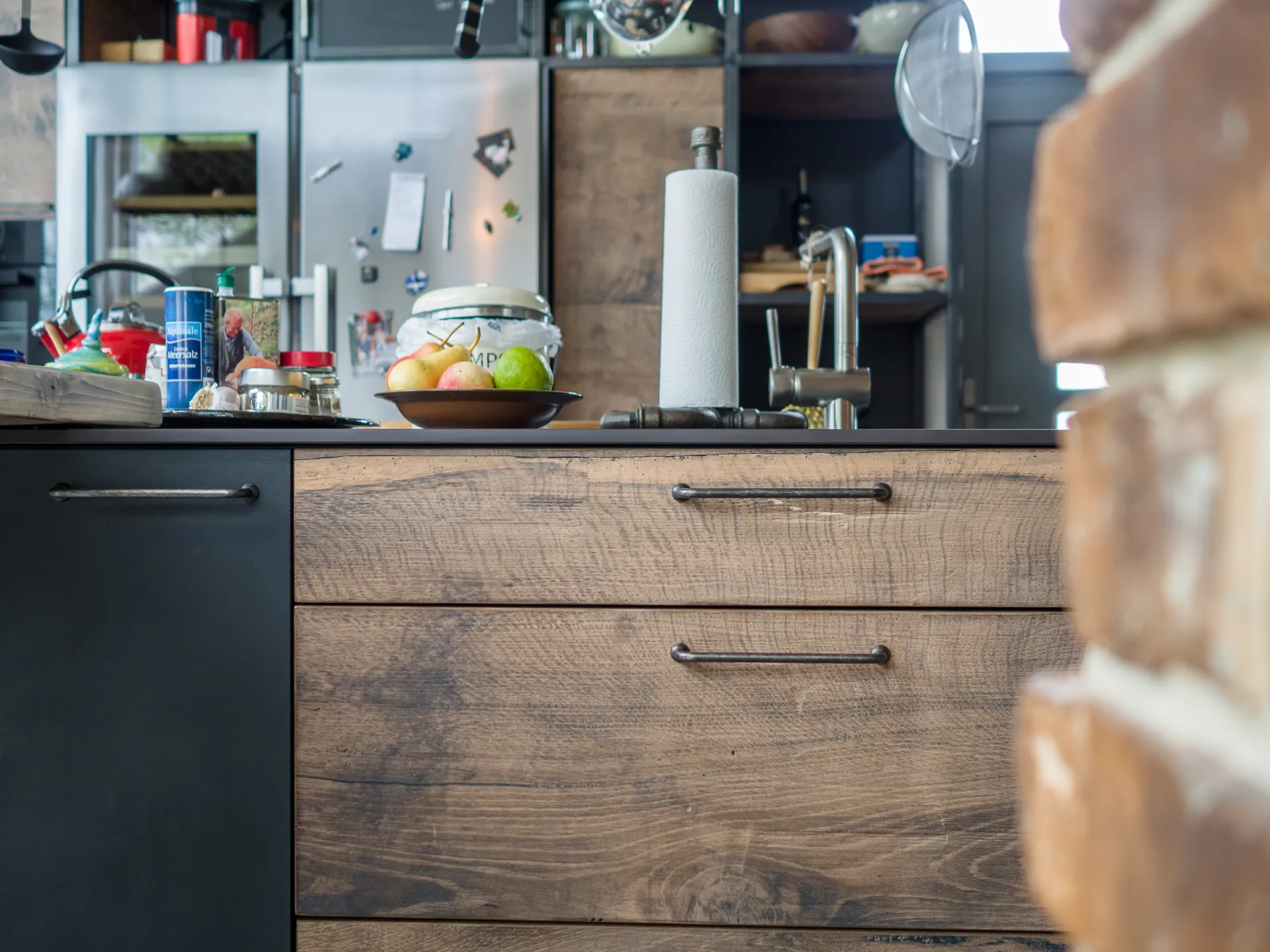 Designküche in Holz – Individuelle Schreinerküche aus Altholz