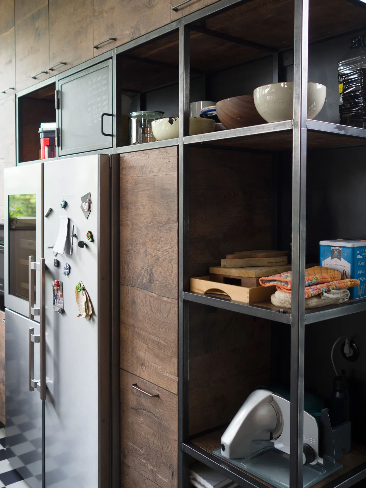 Designküche in Holz – Individuelle Schreinerküche aus Altholz