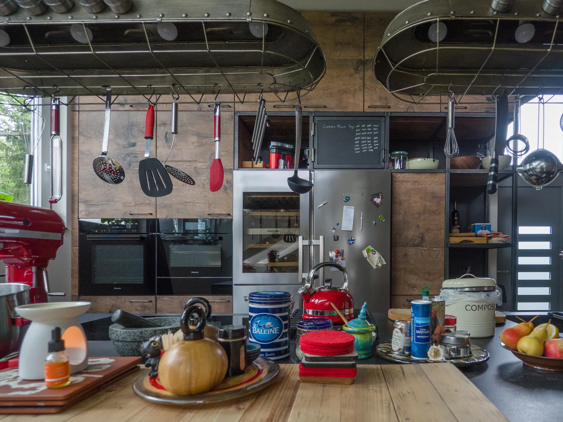 Designküche in Holz – Individuelle Schreinerküche aus Altholz