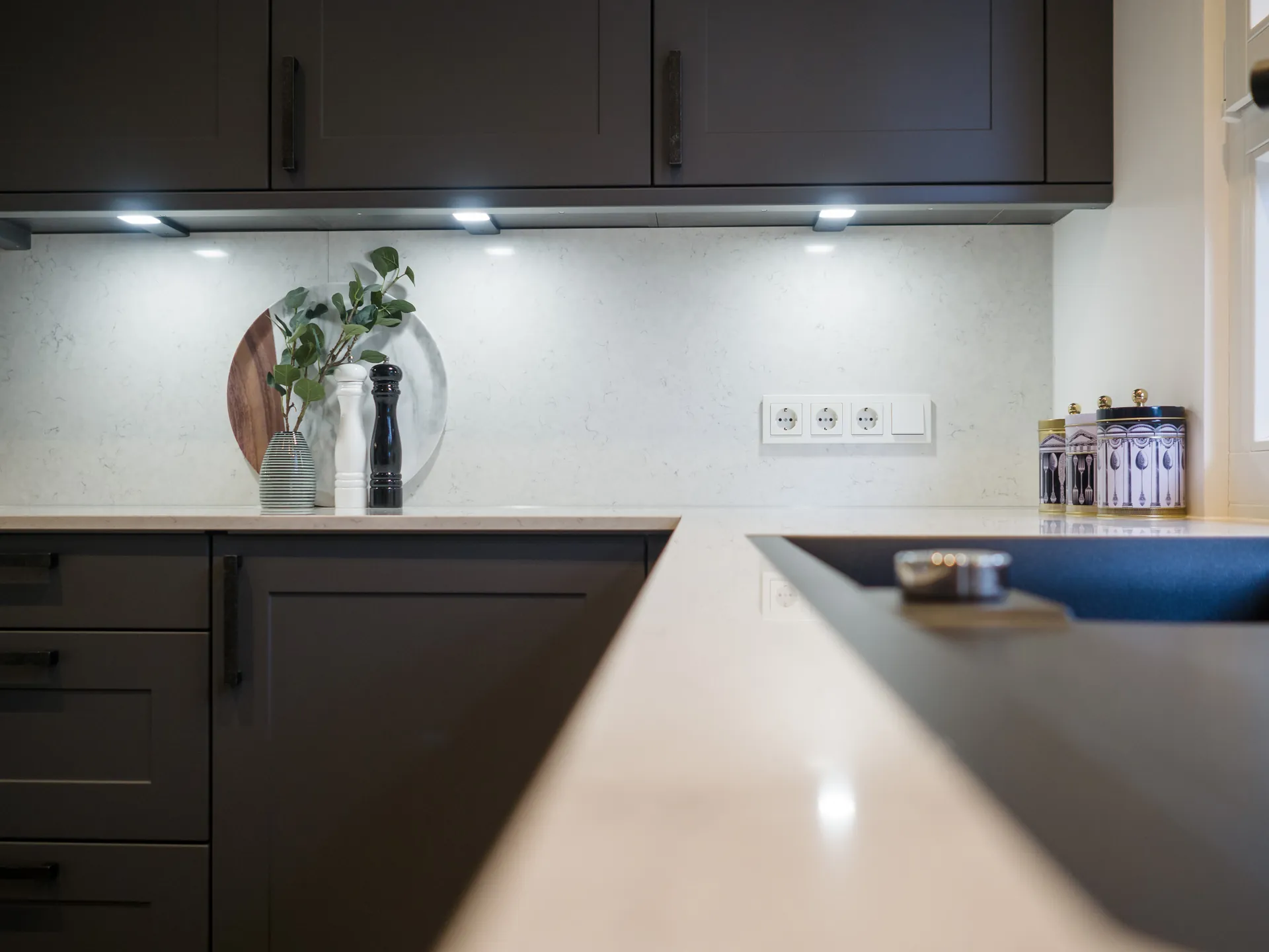 Landhausküche in Schwarz – Moderne Landhausküche in Schwarz-Weiß