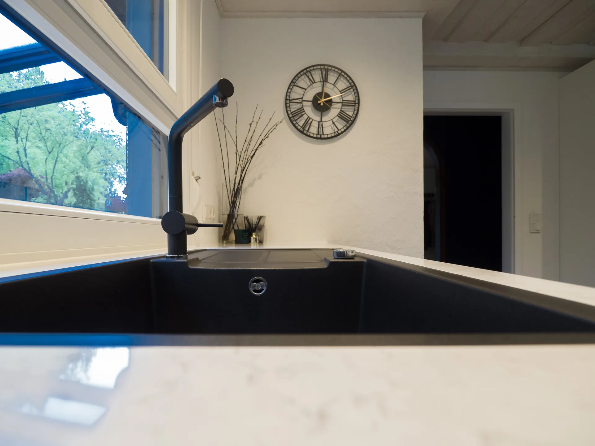 Landhausküche in Schwarz – Moderne Landhausküche in Schwarz-Weiß