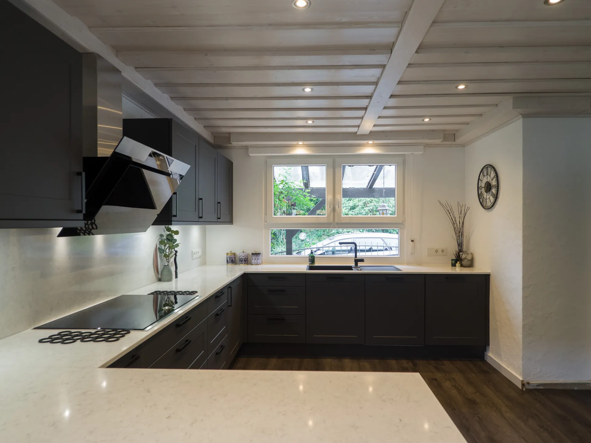 Landhausküche in Schwarz – Moderne Landhausküche in Schwarz-Weiß