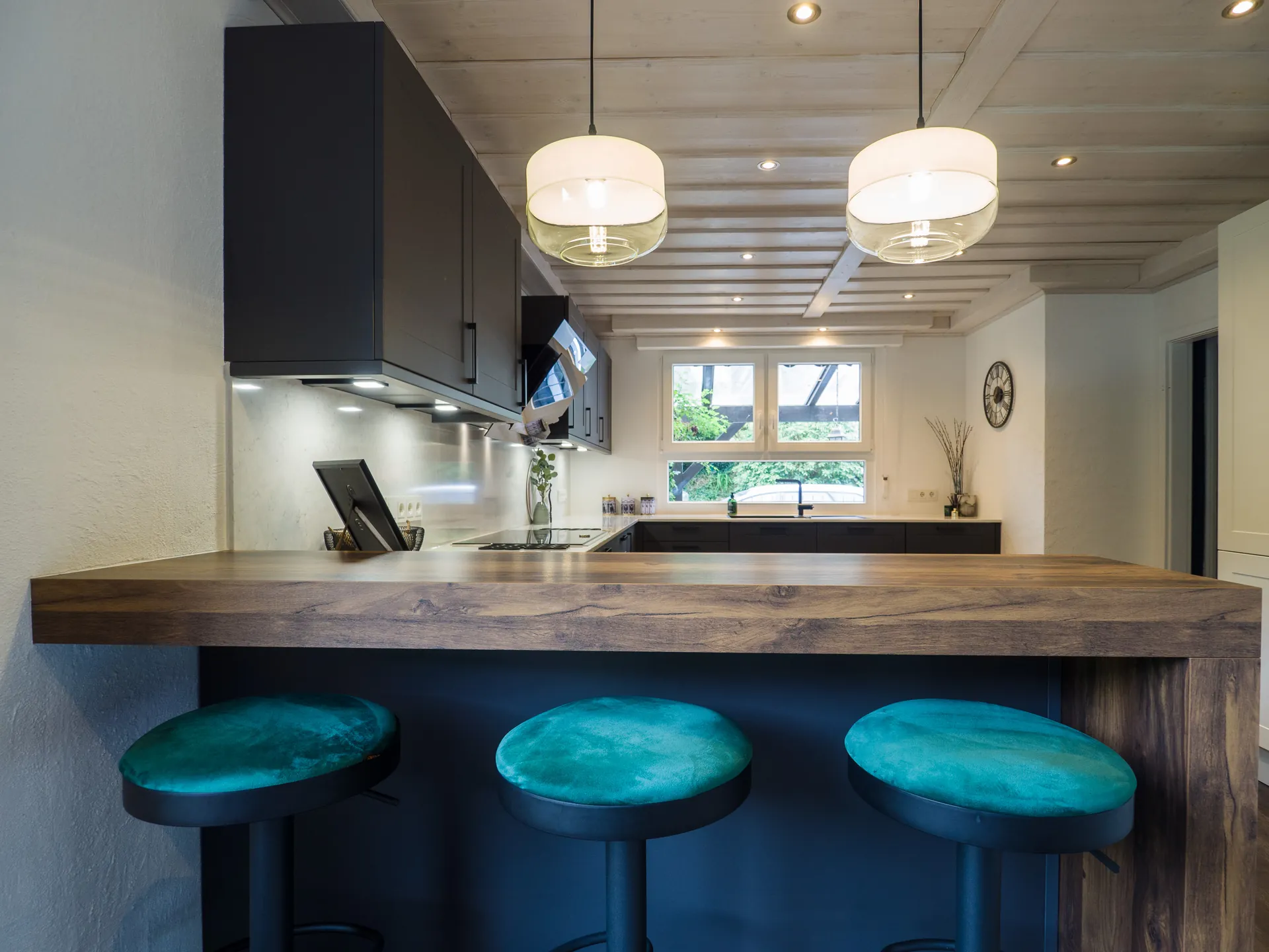 Landhausküche in Schwarz – Moderne Landhausküche in Schwarz-Weiß