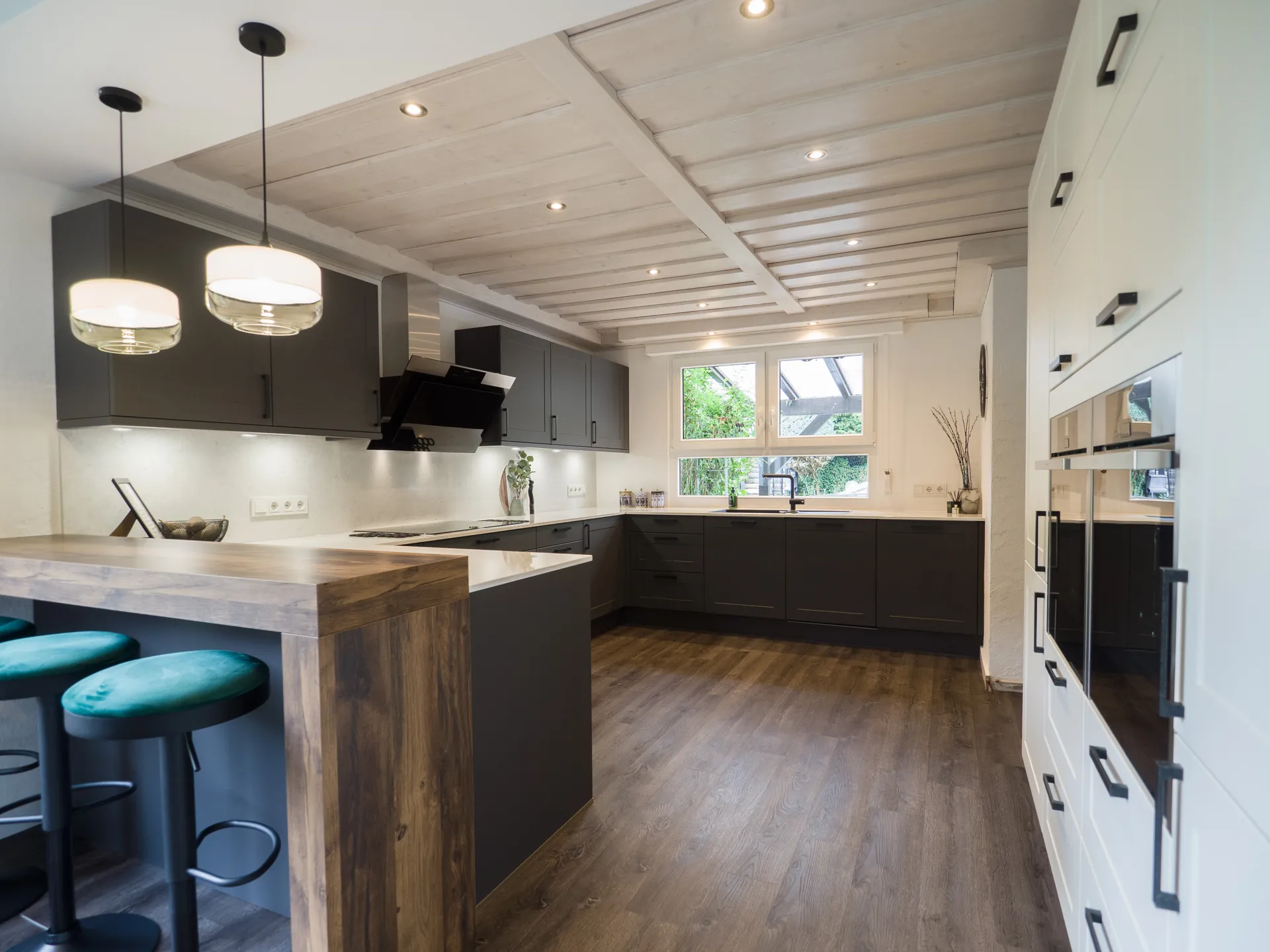 Landhausküche in Schwarz – Moderne Landhausküche in Schwarz-Weiß