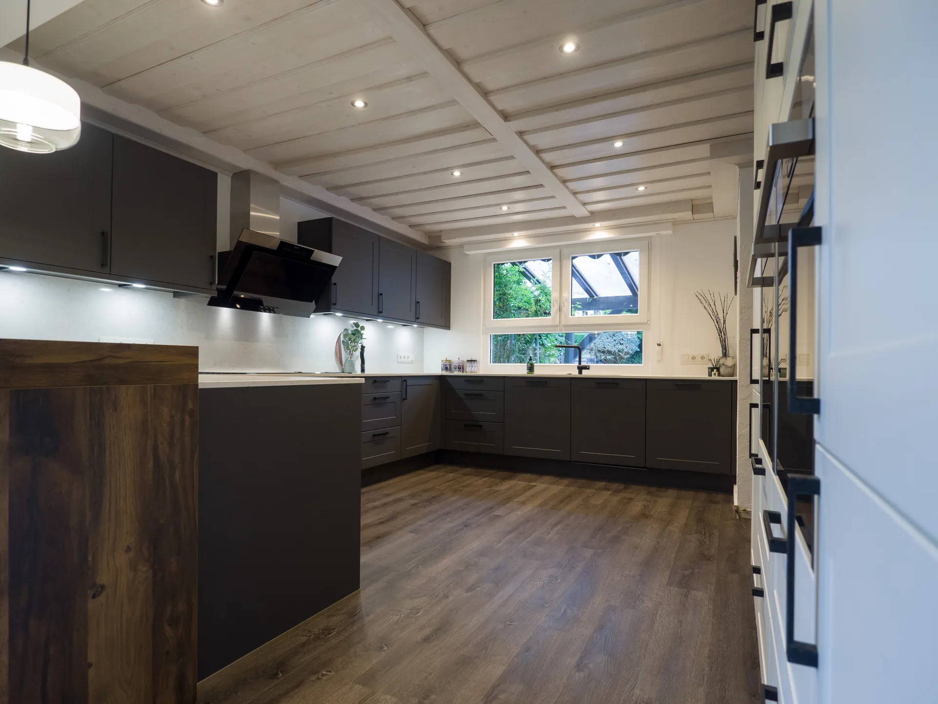 Landhausküche in Schwarz – Moderne Landhausküche in Schwarz-Weiß