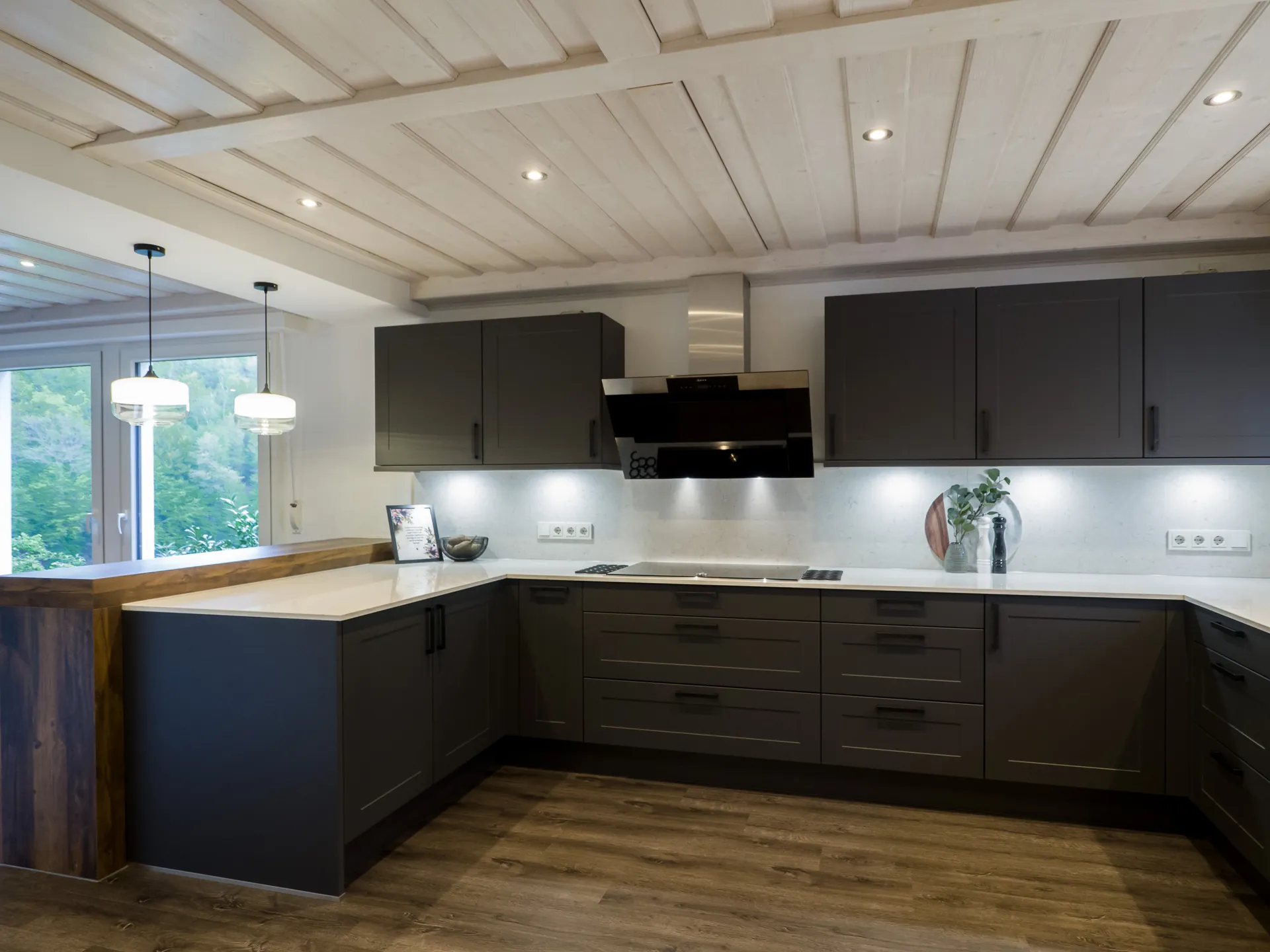 Landhausküche in Schwarz – Moderne Landhausküche in Schwarz-Weiß
