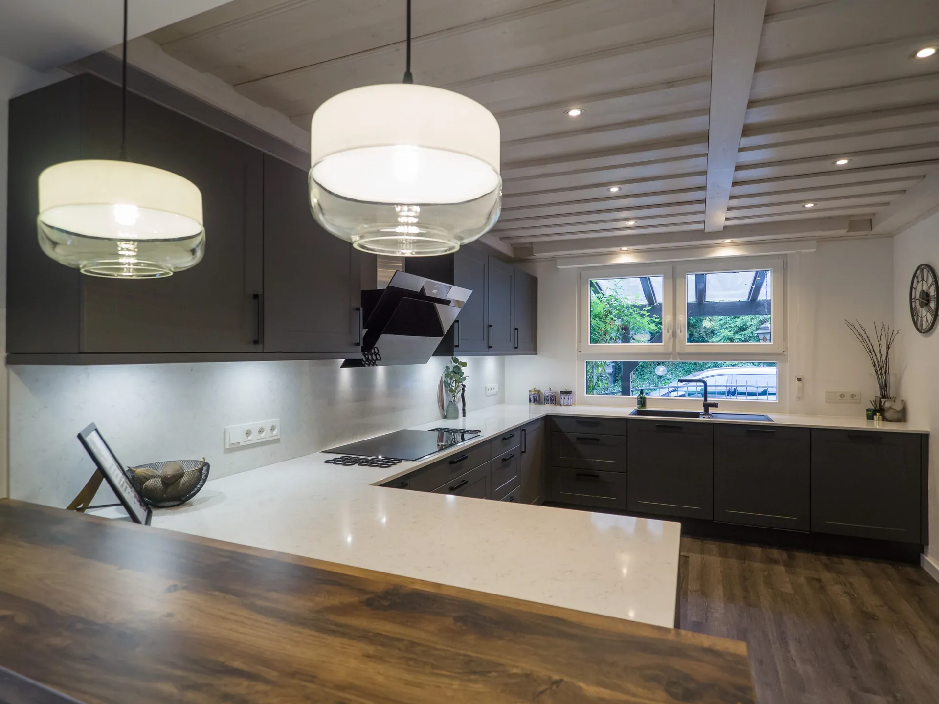 Landhausküche in Schwarz – Moderne Landhausküche in Schwarz-Weiß