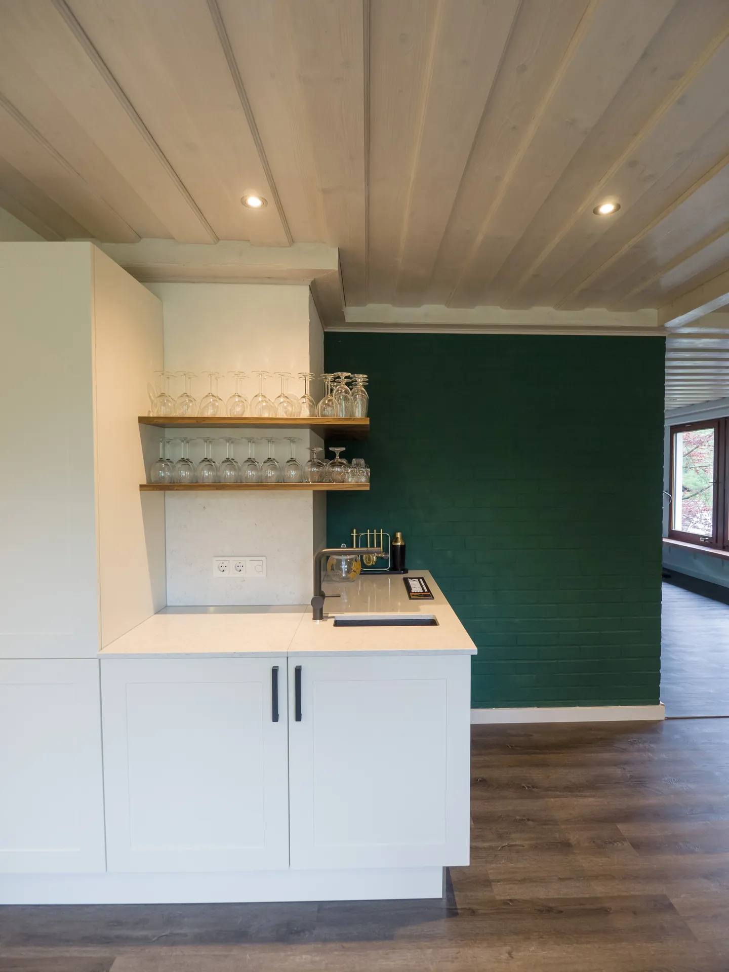 Landhausküche in Schwarz – Moderne Landhausküche in Schwarz-Weiß