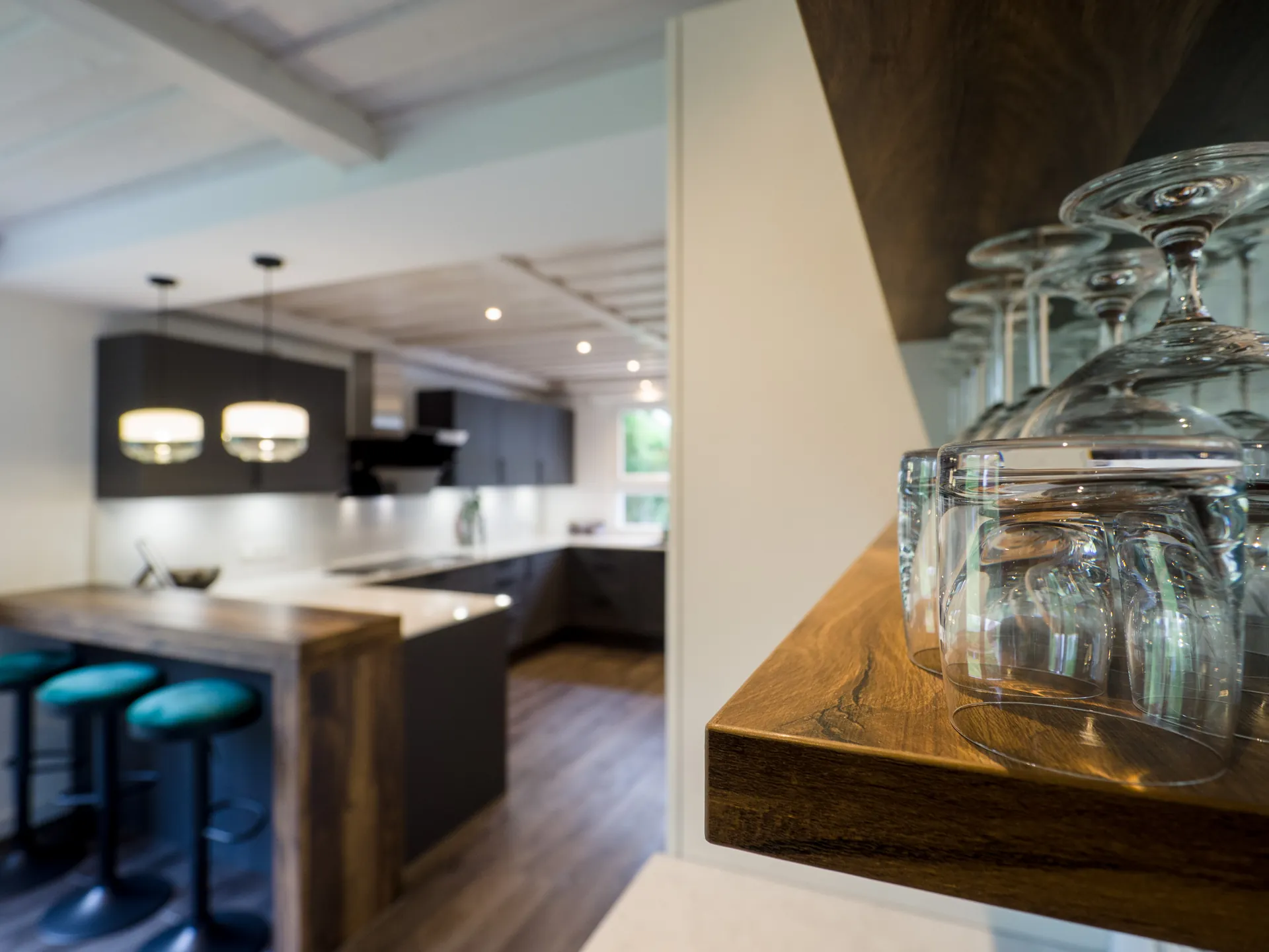 Landhausküche in Schwarz – Moderne Landhausküche in Schwarz-Weiß