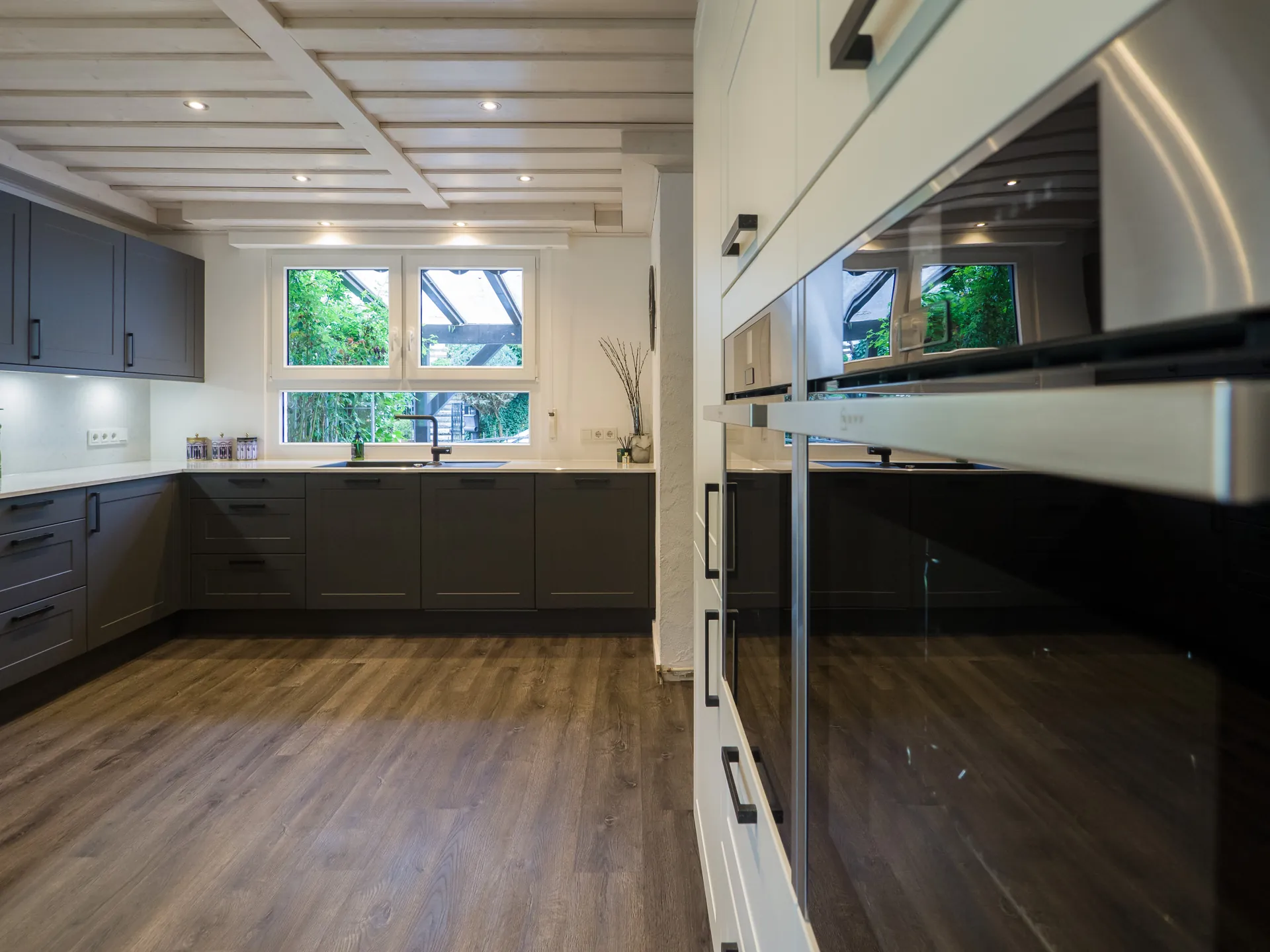 Landhausküche in Schwarz – Moderne Landhausküche in Schwarz-Weiß