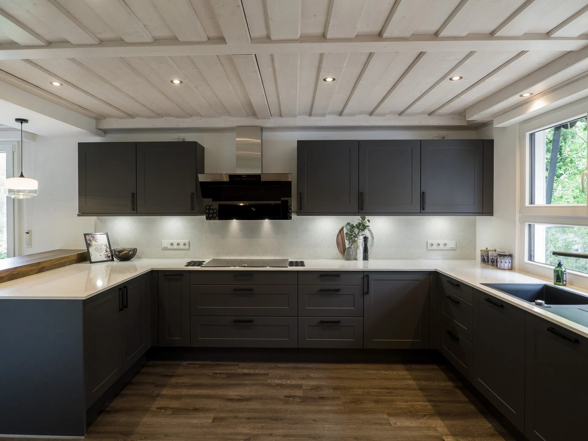 Landhausküche in Schwarz – Moderne Landhausküche in Schwarz-Weiß