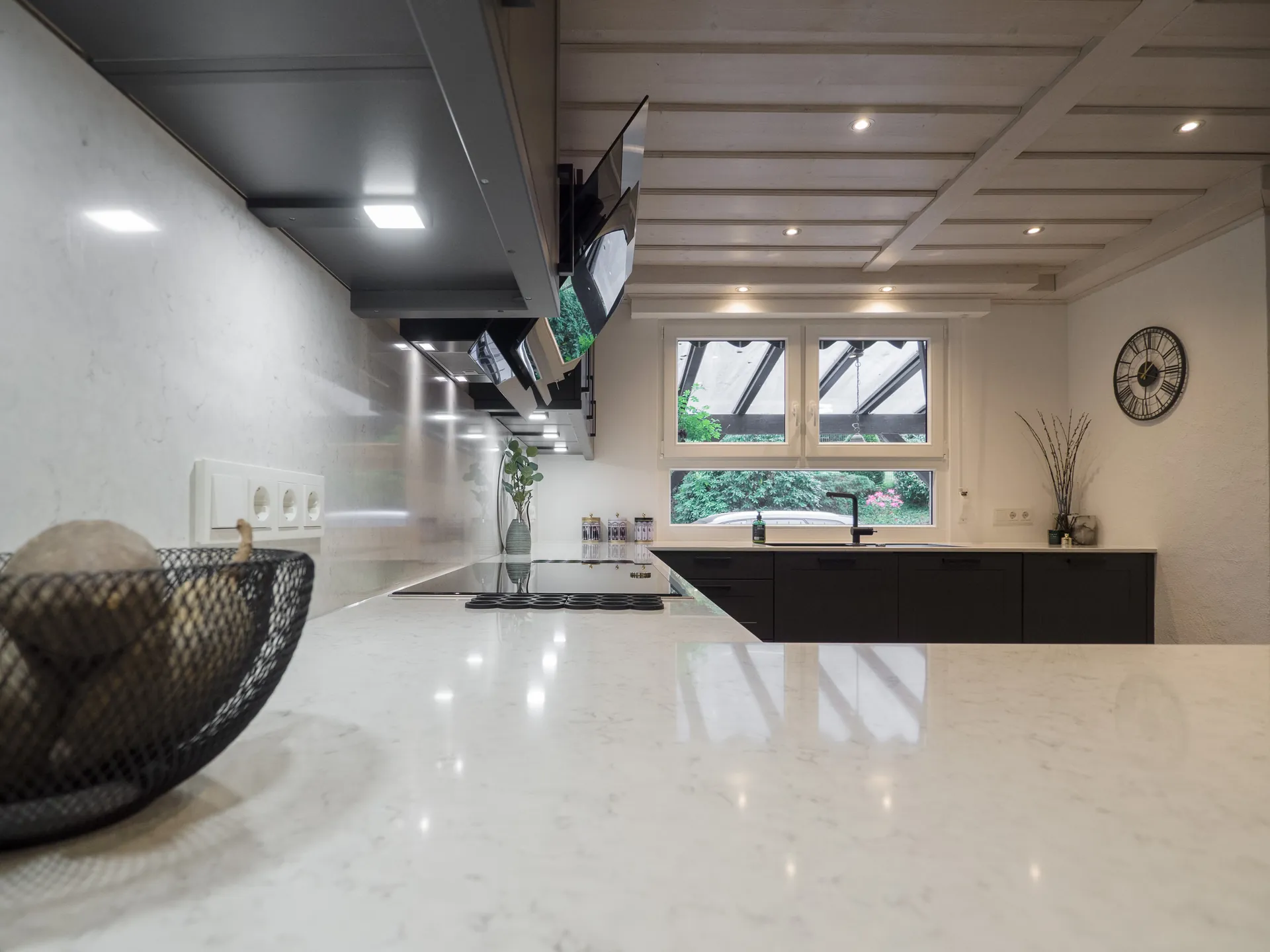 Landhausküche in Schwarz – Moderne Landhausküche in Schwarz-Weiß