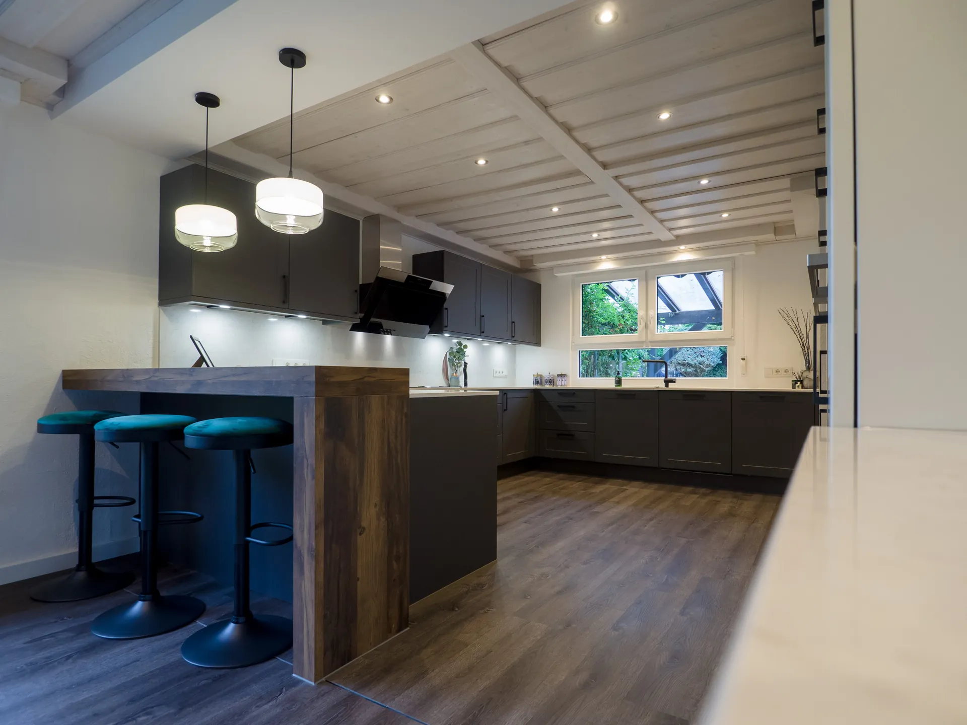 Landhausküche in Schwarz – Moderne Landhausküche in Schwarz-Weiß