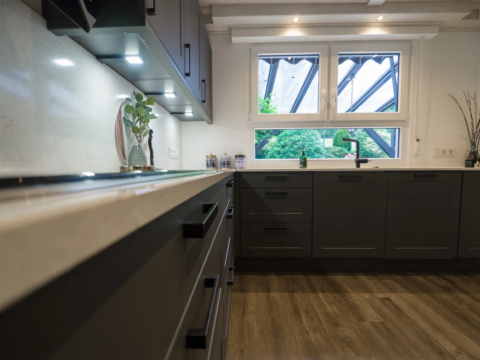 Landhausküche in Schwarz – Moderne Landhausküche in Schwarz-Weiß